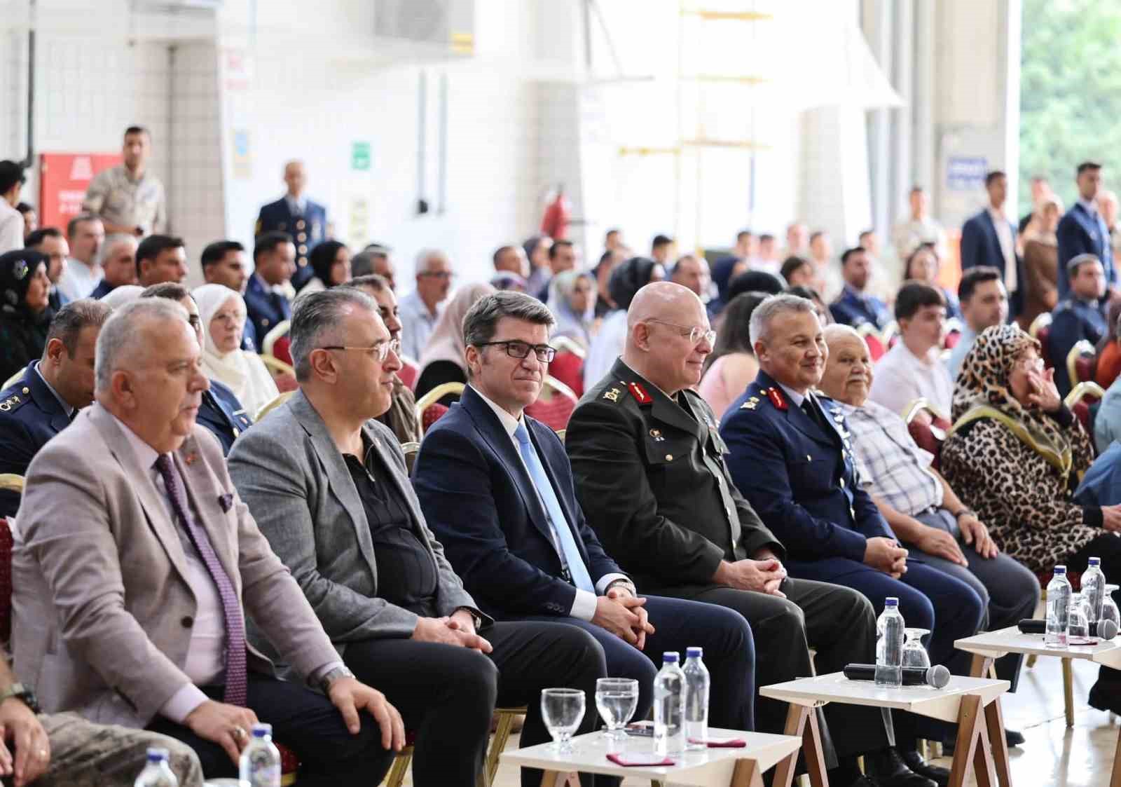 ilk-turk-astronot-alper-gezeravci-yeni-rutbelerini-takti