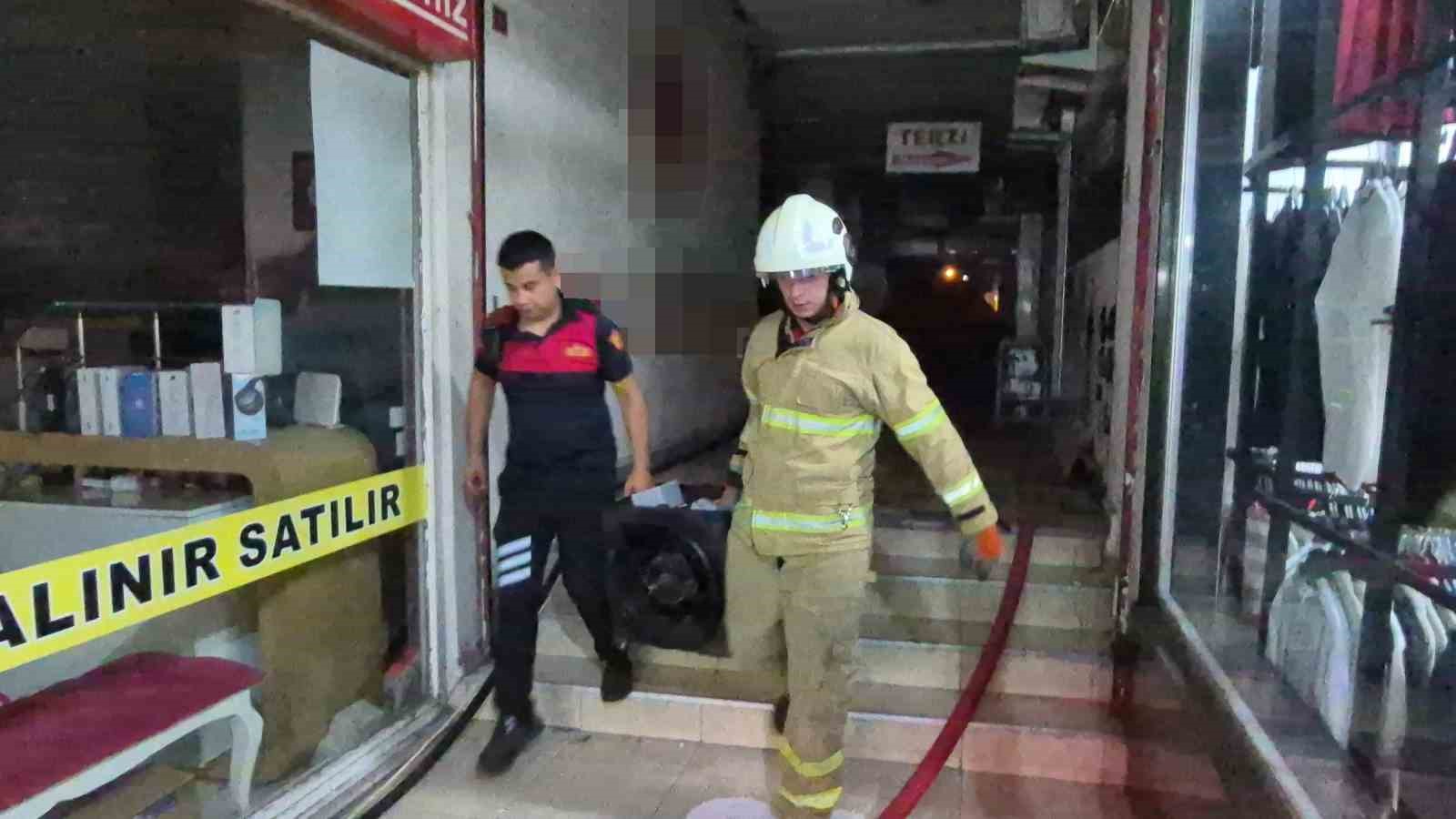 is-haninin-tuvaletinde-cikan-yangin-panige-neden-oldu