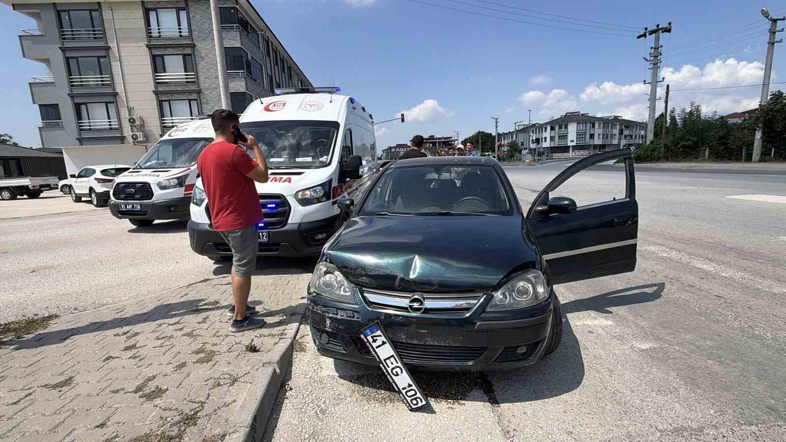 isikta-aniden-serit-degistiren-araca-otomobil-carpti