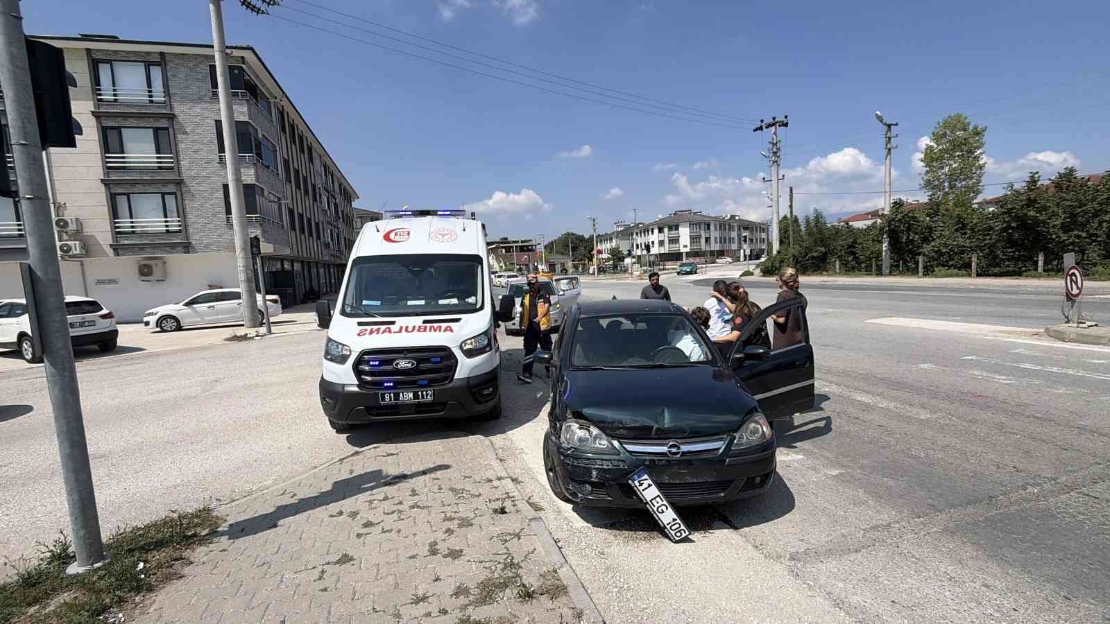 isikta-aniden-serit-degistiren-araca-otomobil-carpti