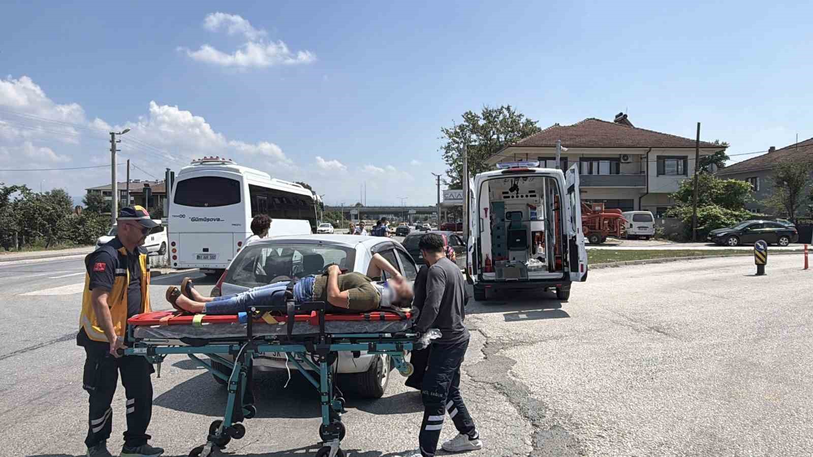 isikta-aniden-serit-degistiren-araca-otomobil-carpti