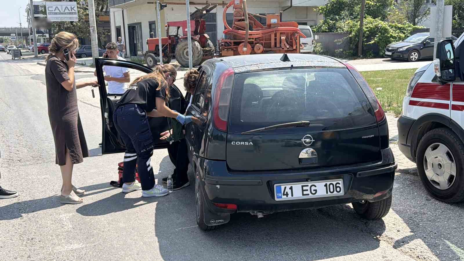 isikta-aniden-serit-degistiren-araca-otomobil-carpti