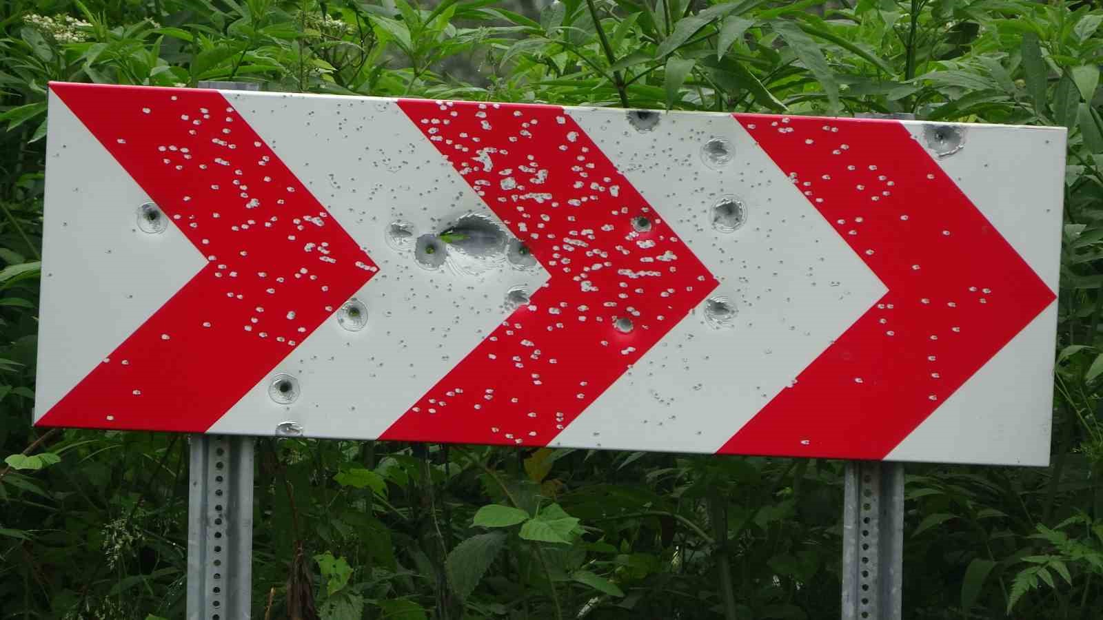 karadeniz-yaylalarinda-trafik-levhalari-kevgire-dondu