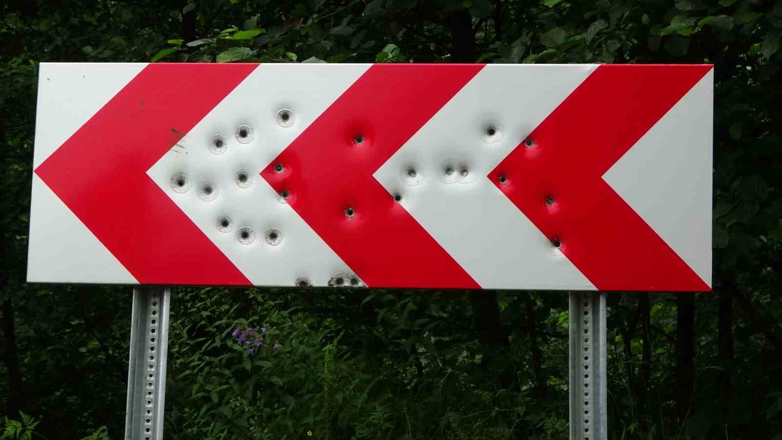 karadeniz-yaylalarinda-trafik-levhalari-kevgire-dondu