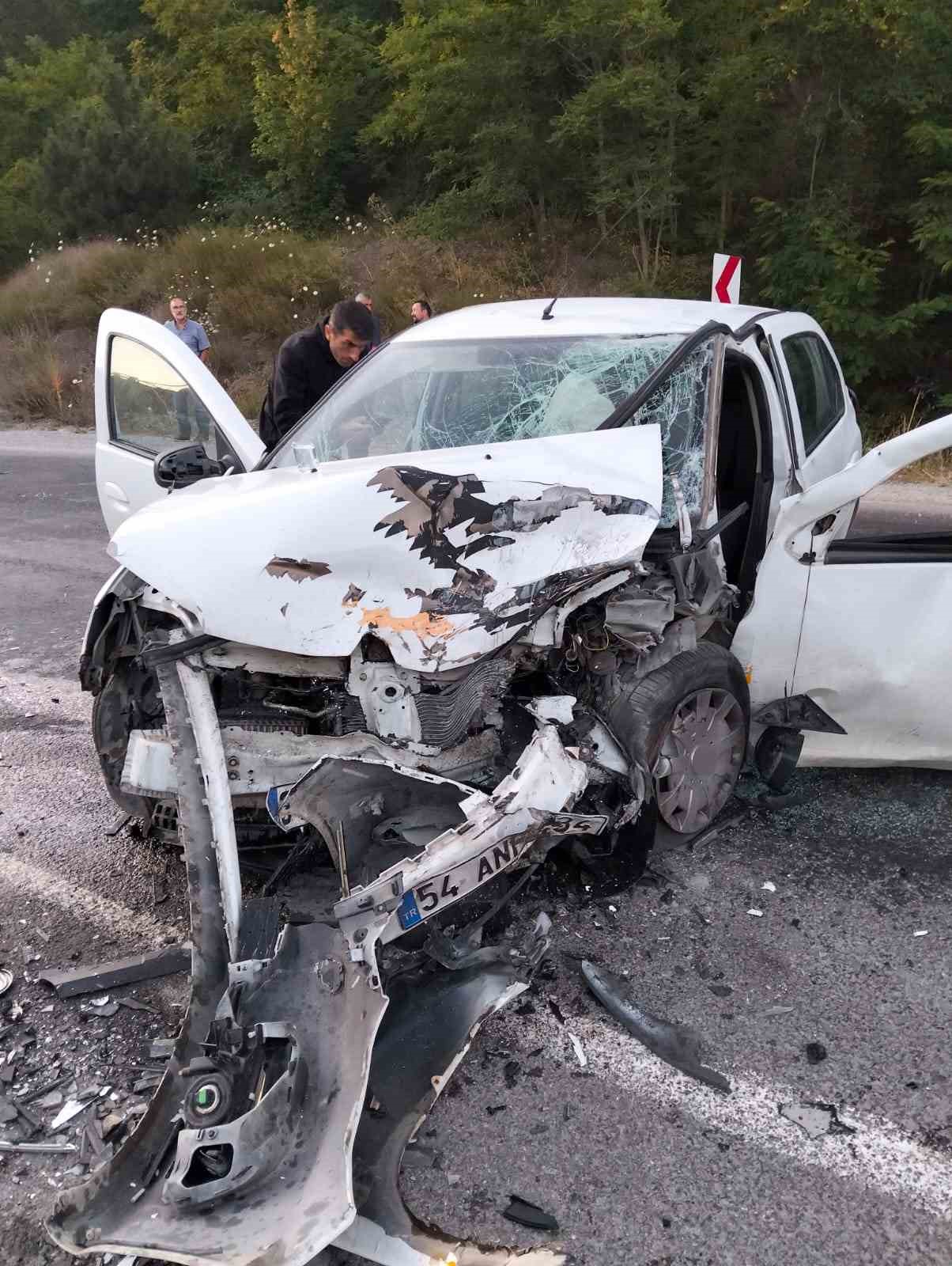 kastamonuda-iki-otomobil-kafa-kafaya-carpisti-4-yarali