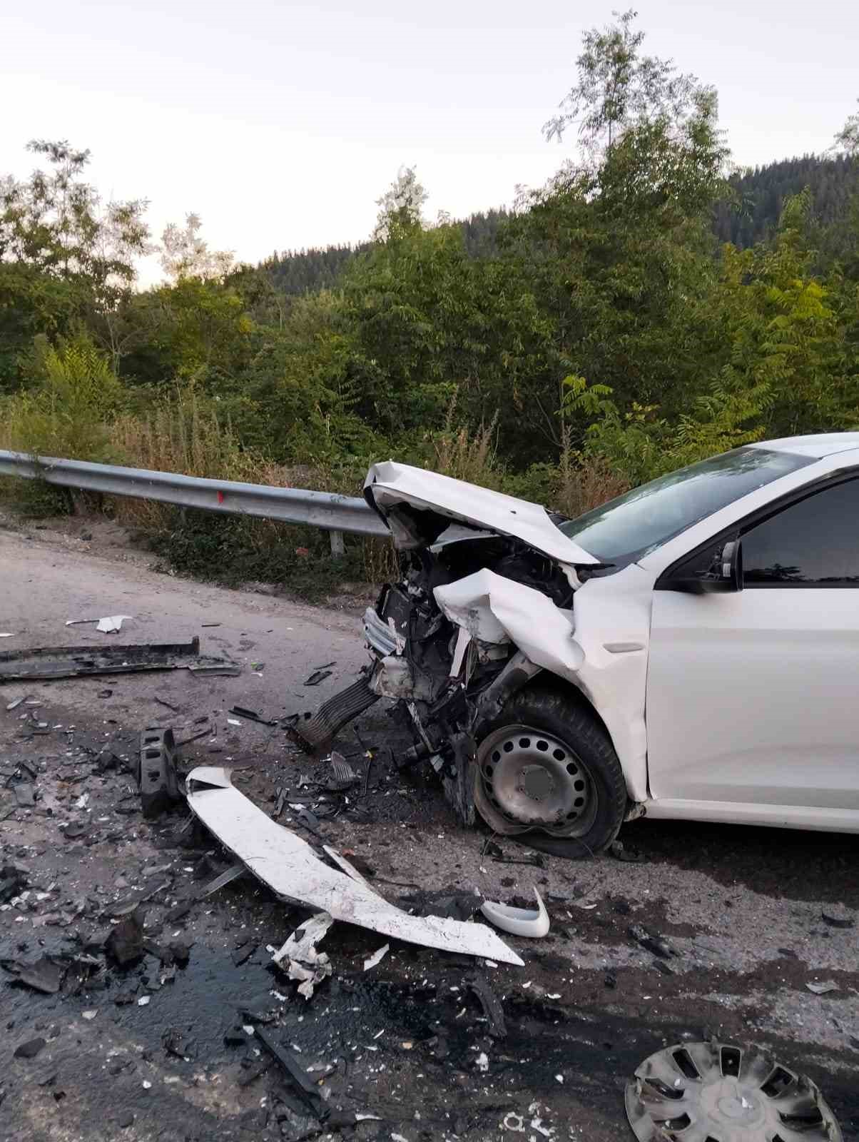 kastamonuda-iki-otomobil-kafa-kafaya-carpisti-4-yarali