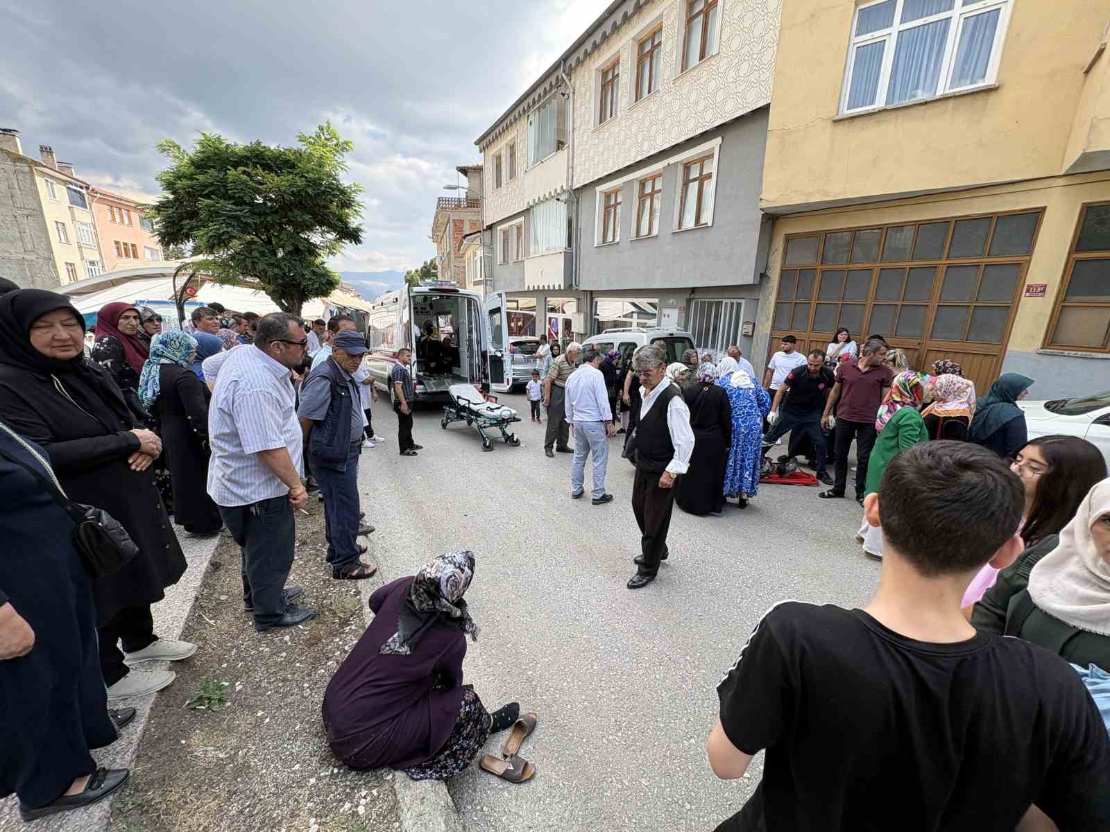 kastamonuda-motosiklet-yayaya-carpti-2-yarali