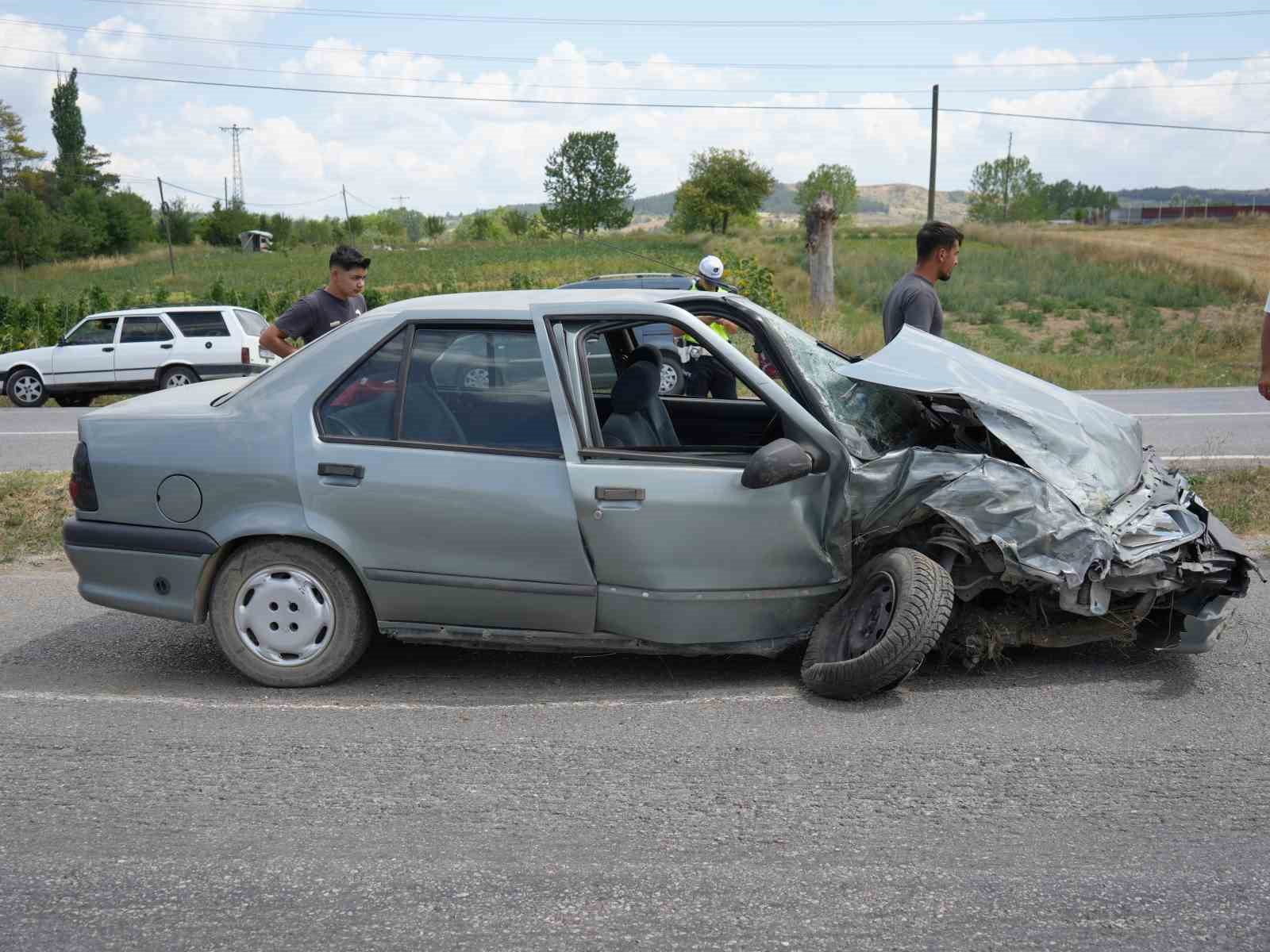 kastamonuda-otomobil-ile-kamyonet-carpisti-3-yarali