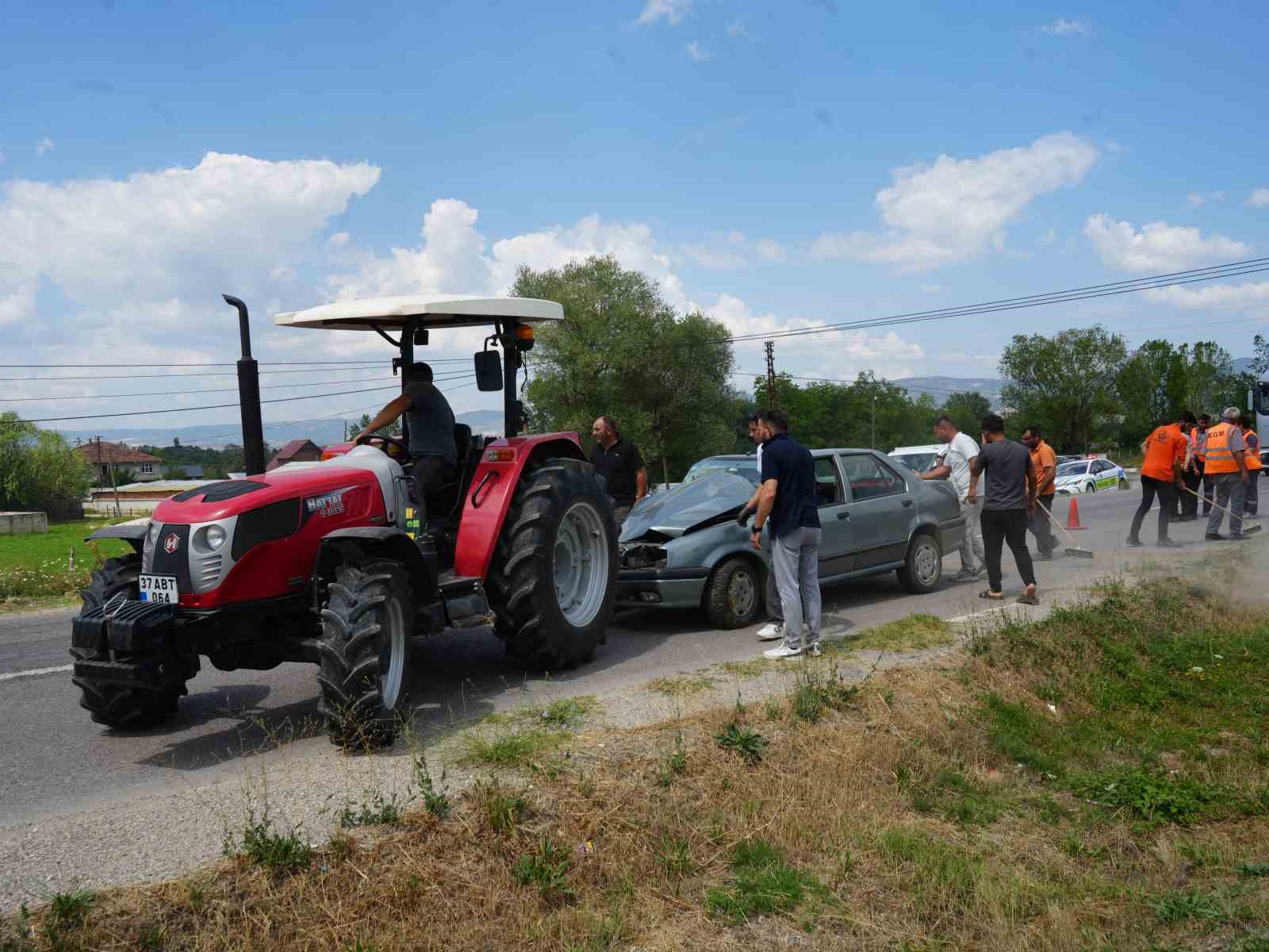 kastamonuda-otomobil-ile-kamyonet-carpisti-3-yarali