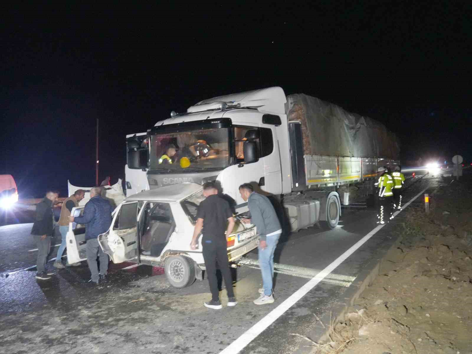 kastamonuda-tir-ile-otomobil-carpisti-kazada-surucu-ile-esi-hayatini-kaybetti