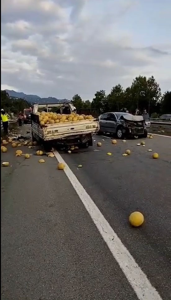 kavun-yuklu-kamyonet-ile-otomobil-carpisti-3-yarali