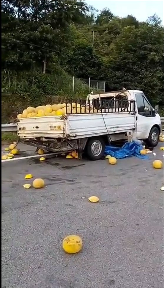 kavun-yuklu-kamyonet-ile-otomobil-carpisti-3-yarali