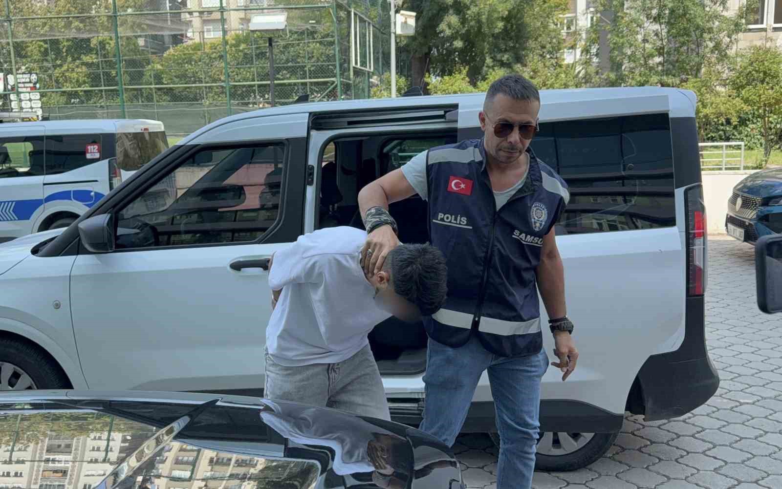 kiz-arkadasinin-kollarini-kizgin-kepceyle-yakti