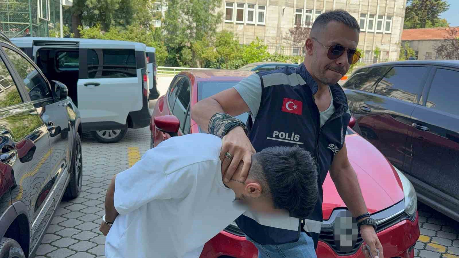 kiz-arkadasinin-kollarini-kizgin-kepceyle-yakti