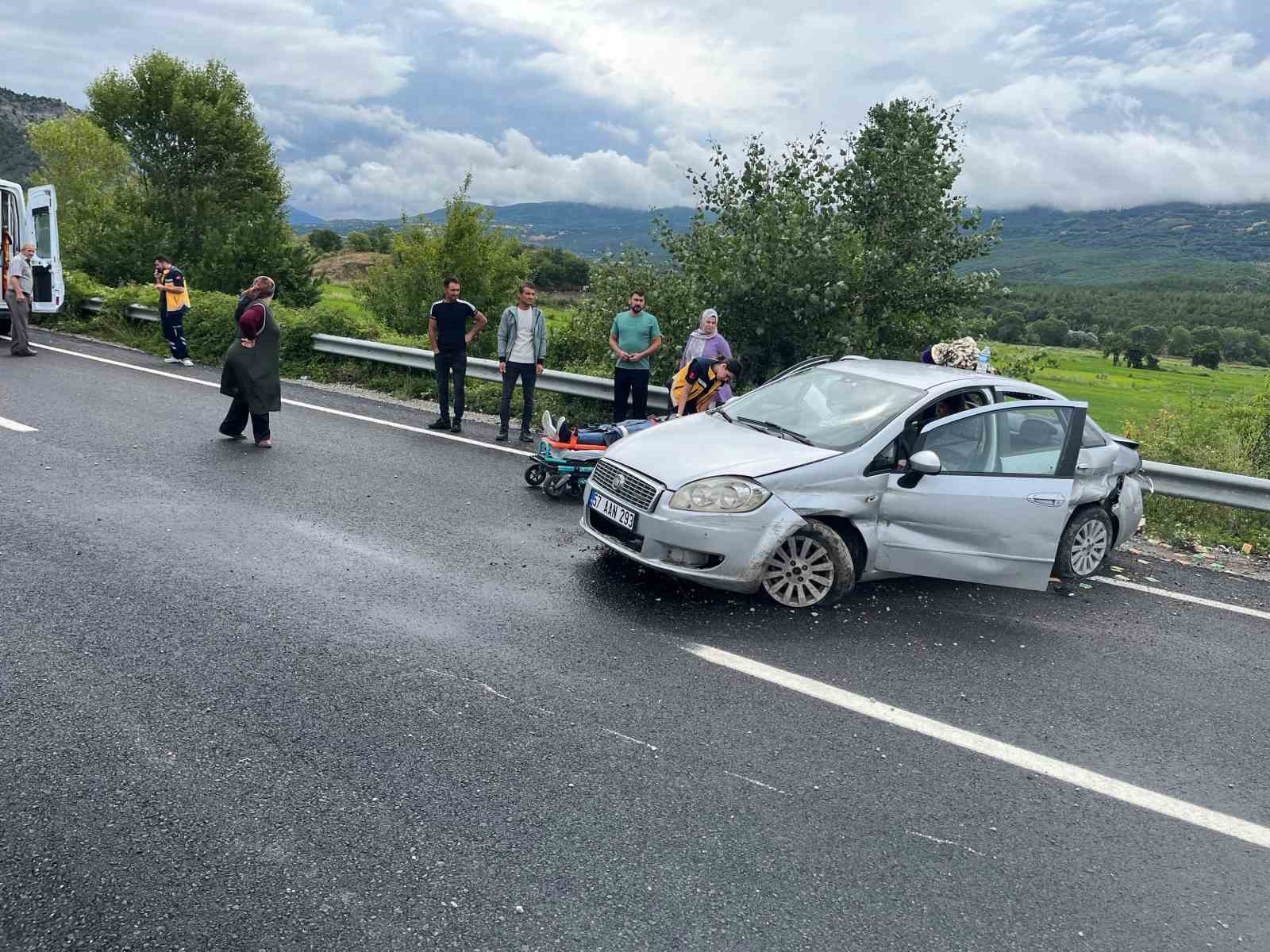 kontrolden-cikan-otomobil-demir-bariyerlere-carpti-5-yarali