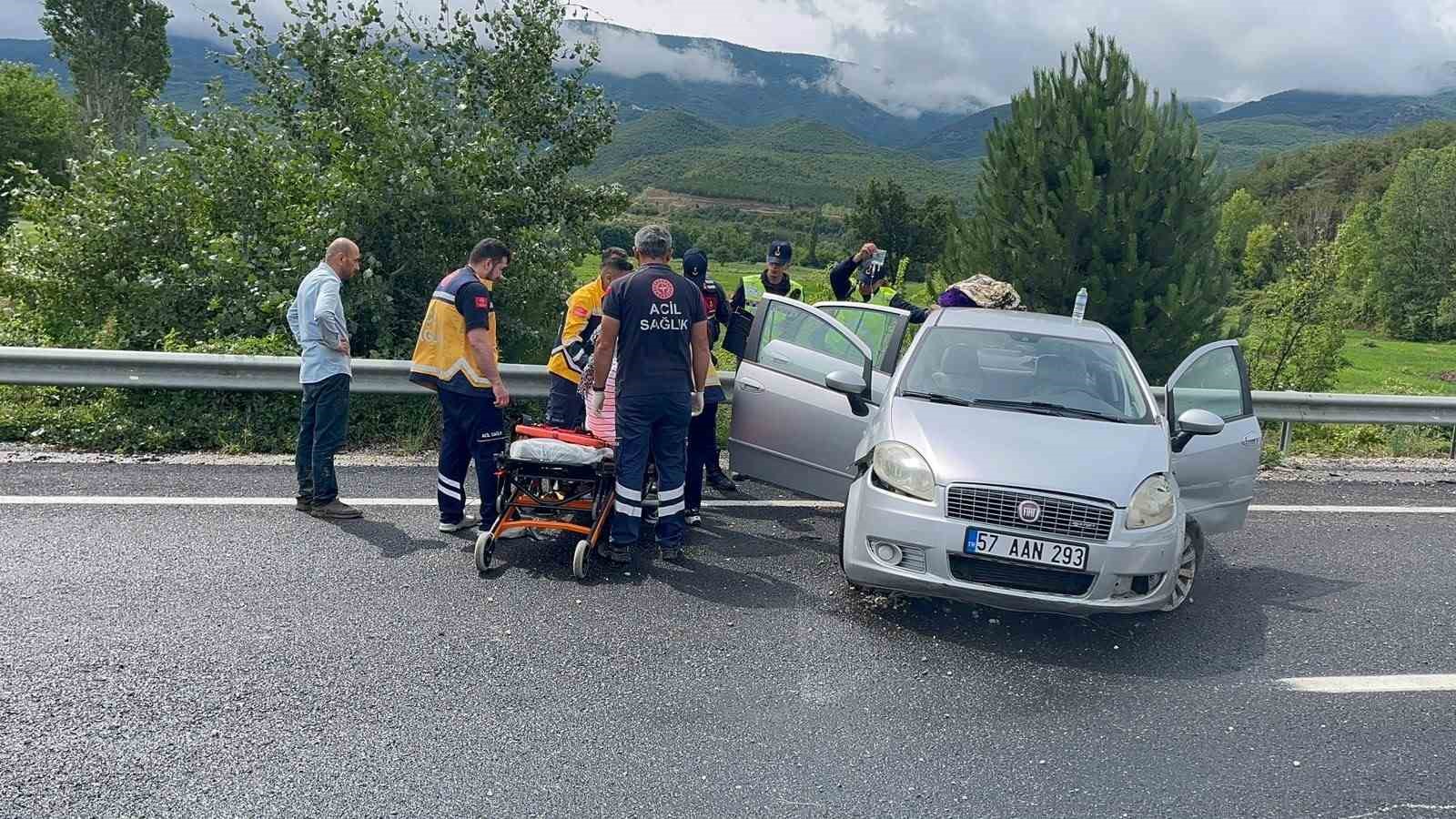 kontrolden-cikan-otomobil-demir-bariyerlere-carpti-5-yarali
