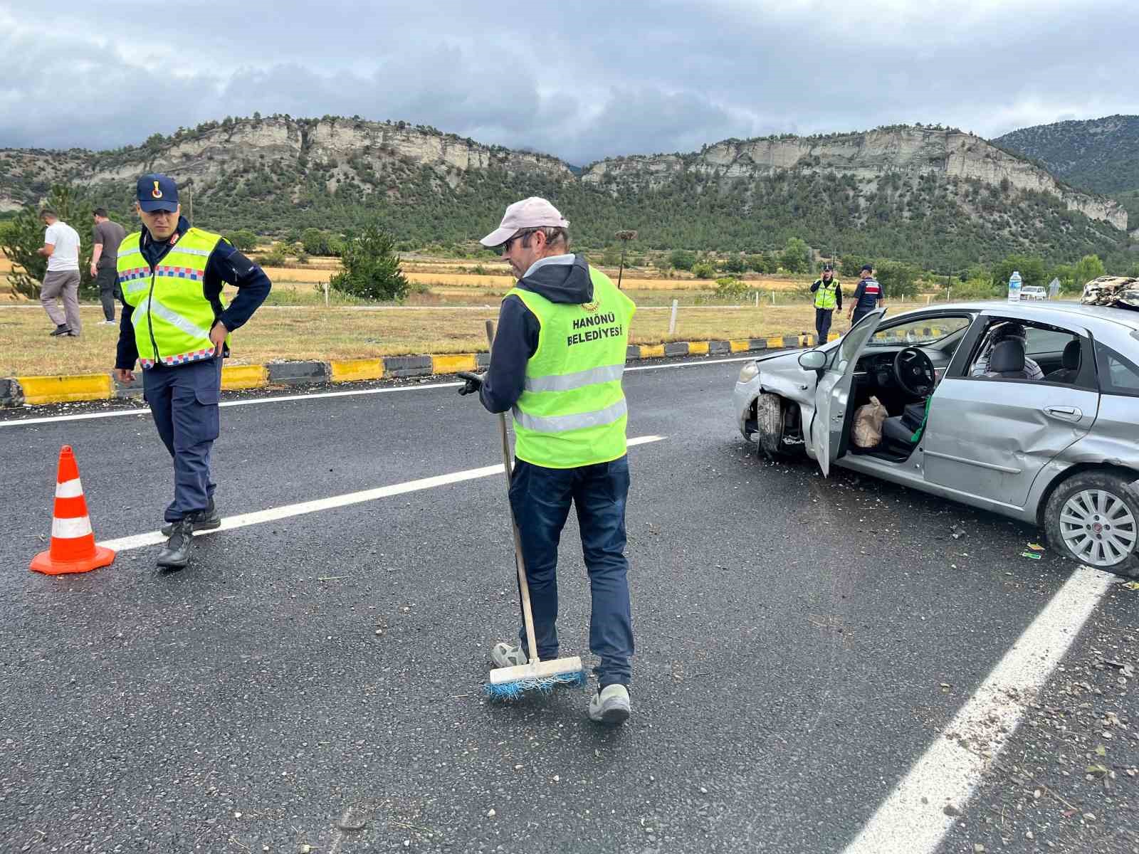 kontrolden-cikan-otomobil-demir-bariyerlere-carpti-5-yarali