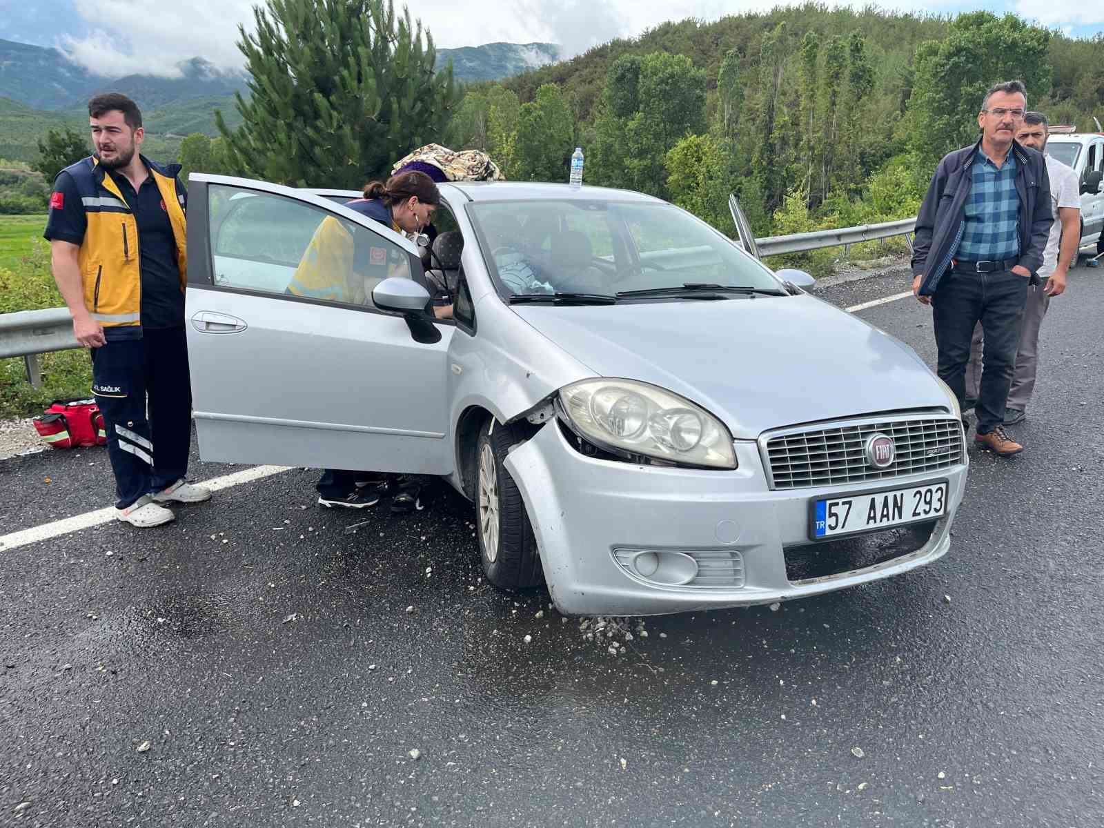kontrolden-cikan-otomobil-demir-bariyerlere-carpti-5-yarali