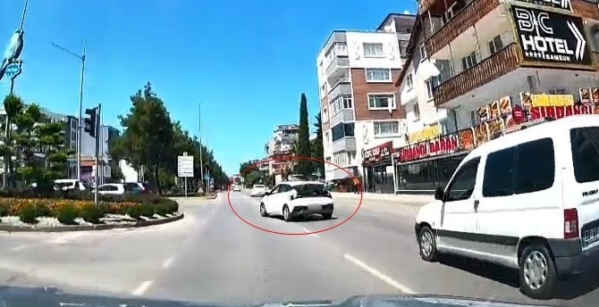 kontrolsuz-serit-degistiren-surucu-kazaya-davetiye-cikardi