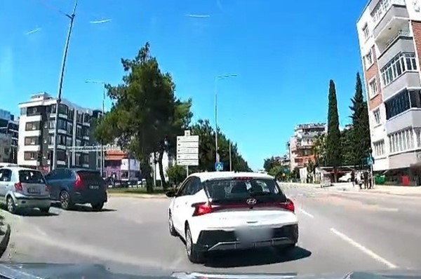 kontrolsuz-serit-degistiren-surucu-kazaya-davetiye-cikardi