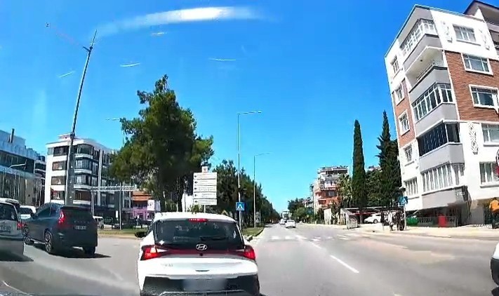 kontrolsuz-serit-degistiren-surucu-kazaya-davetiye-cikardi