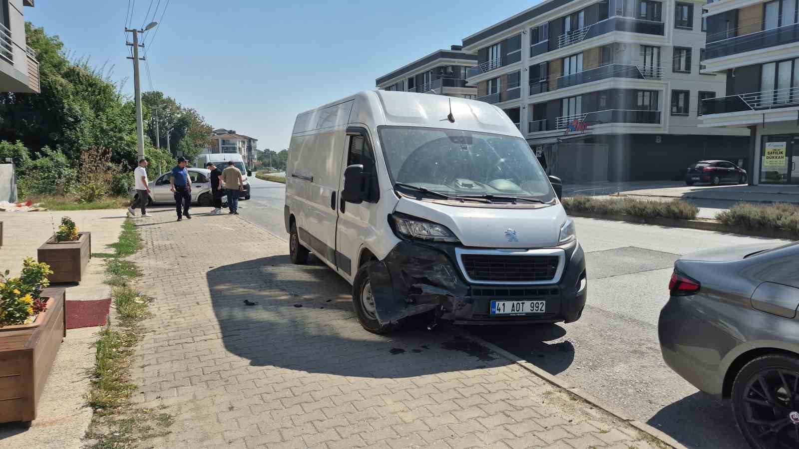 minibusle-otomobilin-karistigi-kazada-otomobil-yoldan-cikti-1-yarali