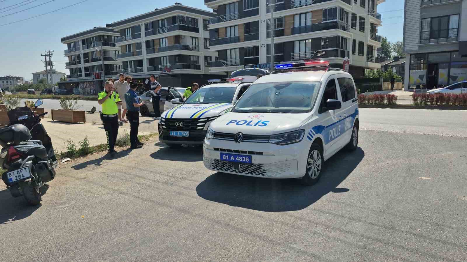minibusle-otomobilin-karistigi-kazada-otomobil-yoldan-cikti-1-yarali