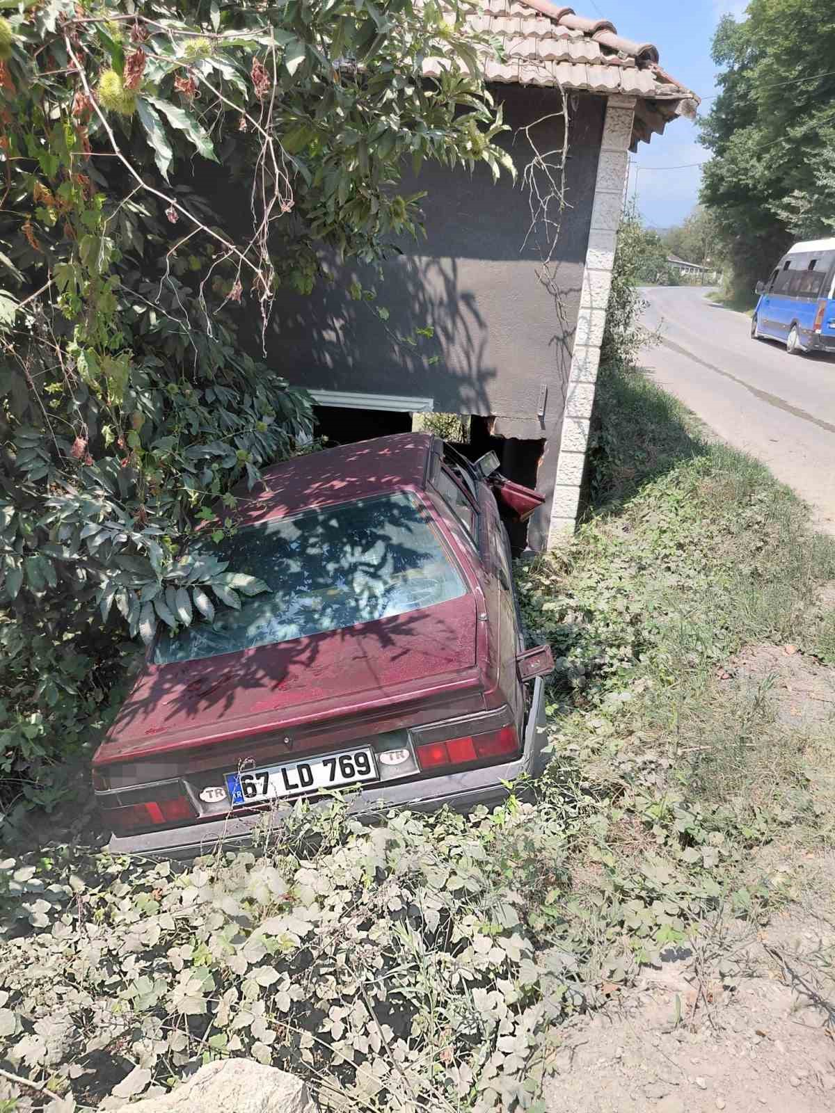 otomobil-bos-kulubeye-carpti-1-yarali