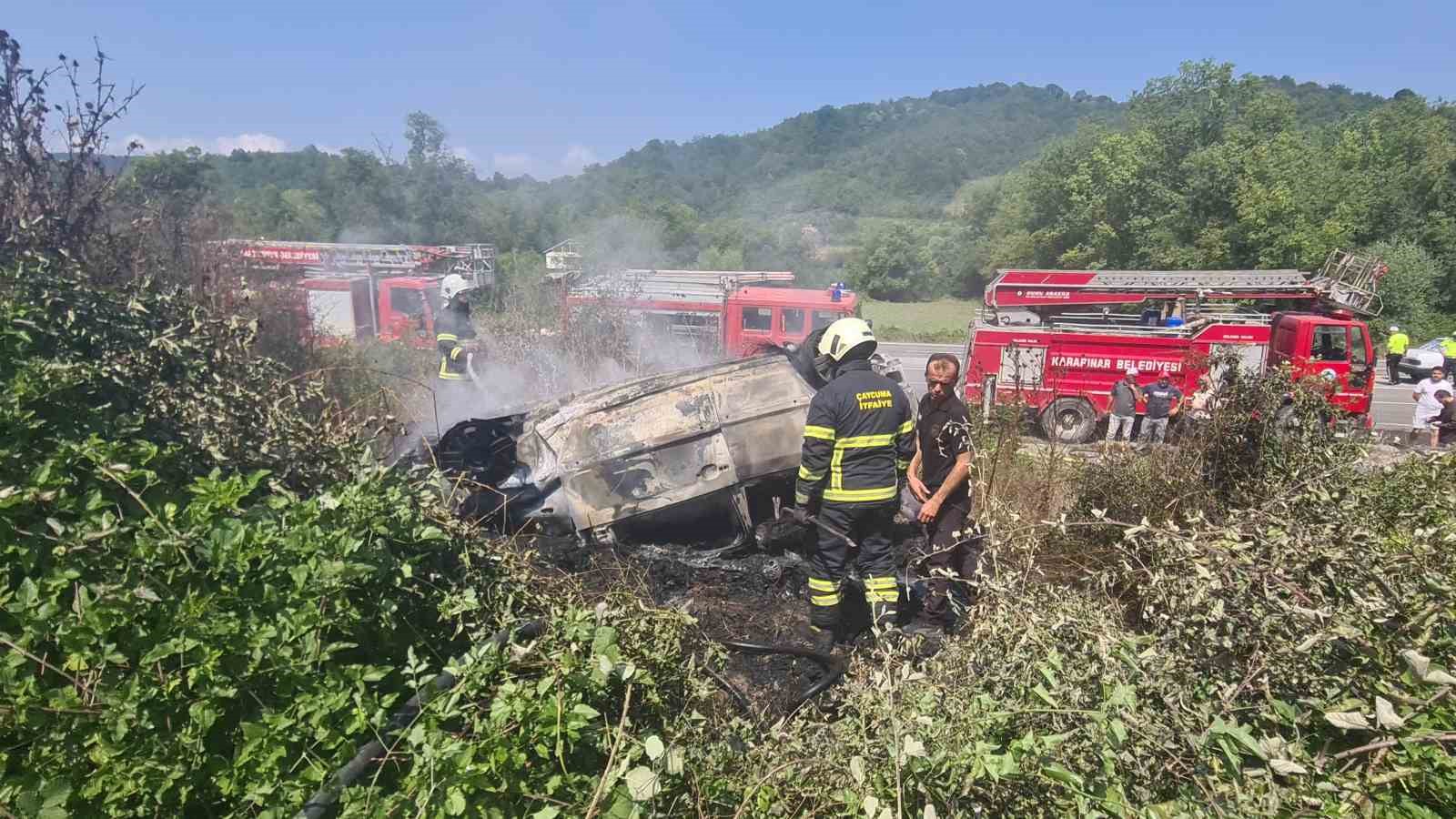 otomobil-duraga-carpip-takla-atti-yangin-cikan-otomobilin-surucusunu-jandarma-alevlerin-arasindan-kurtardi