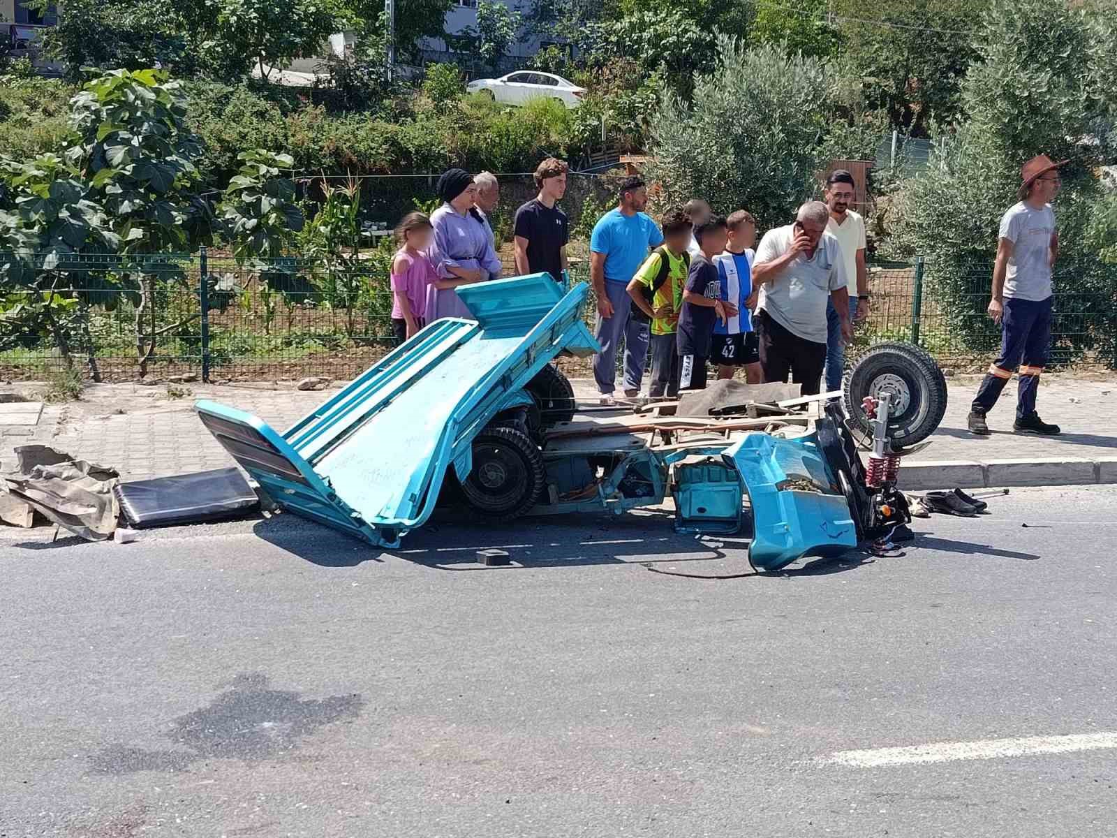 otomobil-ile-patpat-carpisti-2si-agir-4-yarali