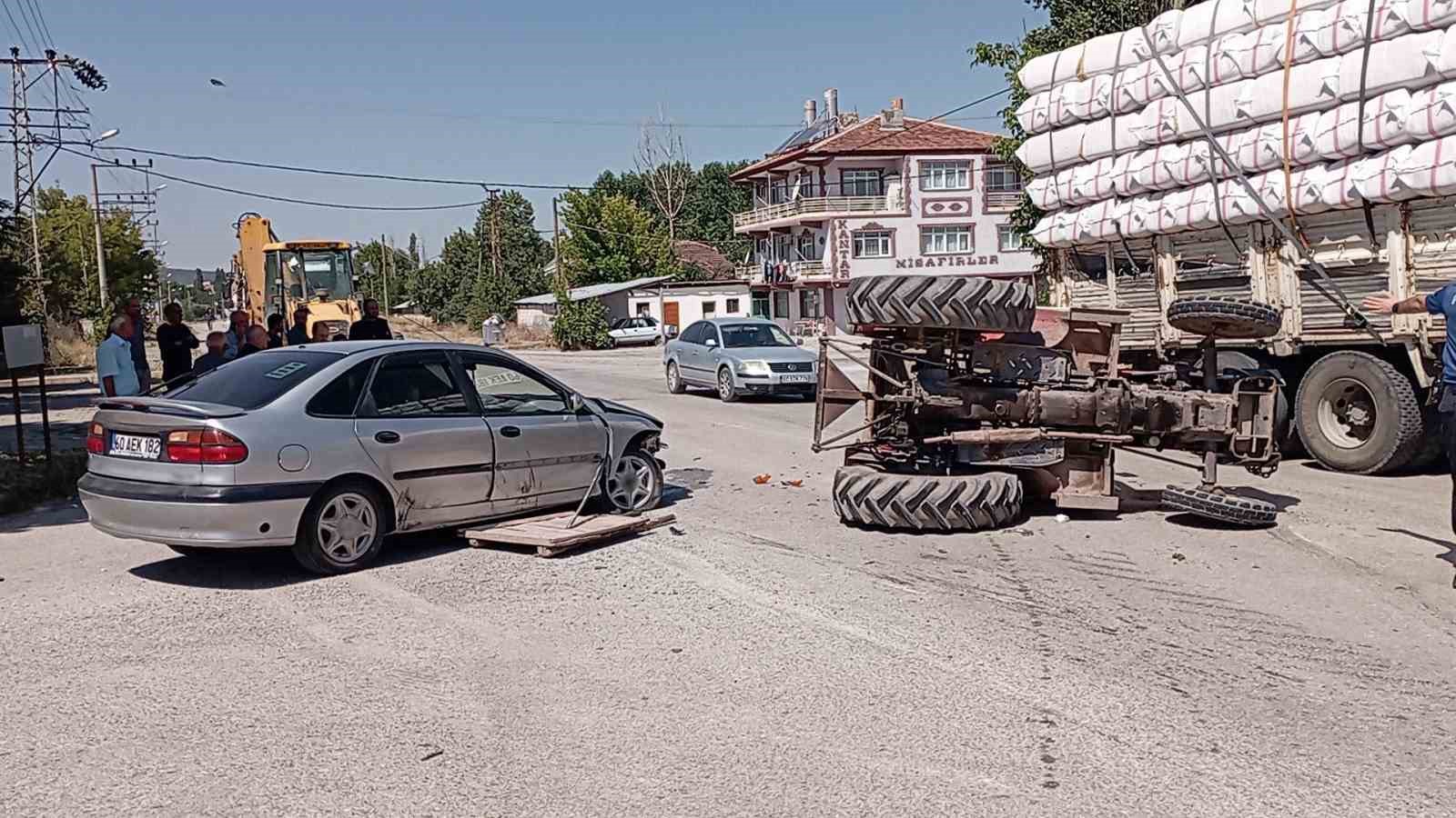 otomobilin-carptigi-traktor-yan-yatti