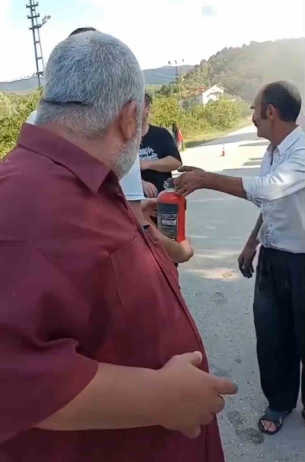 park-halindeki-otomobil-alevlere-teslim-oldu-vatandaslar-yangin-tupleriyle-seferber-oldu