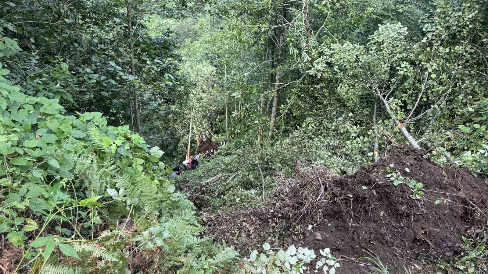 rizede-ucuruma-yuvarlanan-is-makinesinin-operatoru-yaralandi