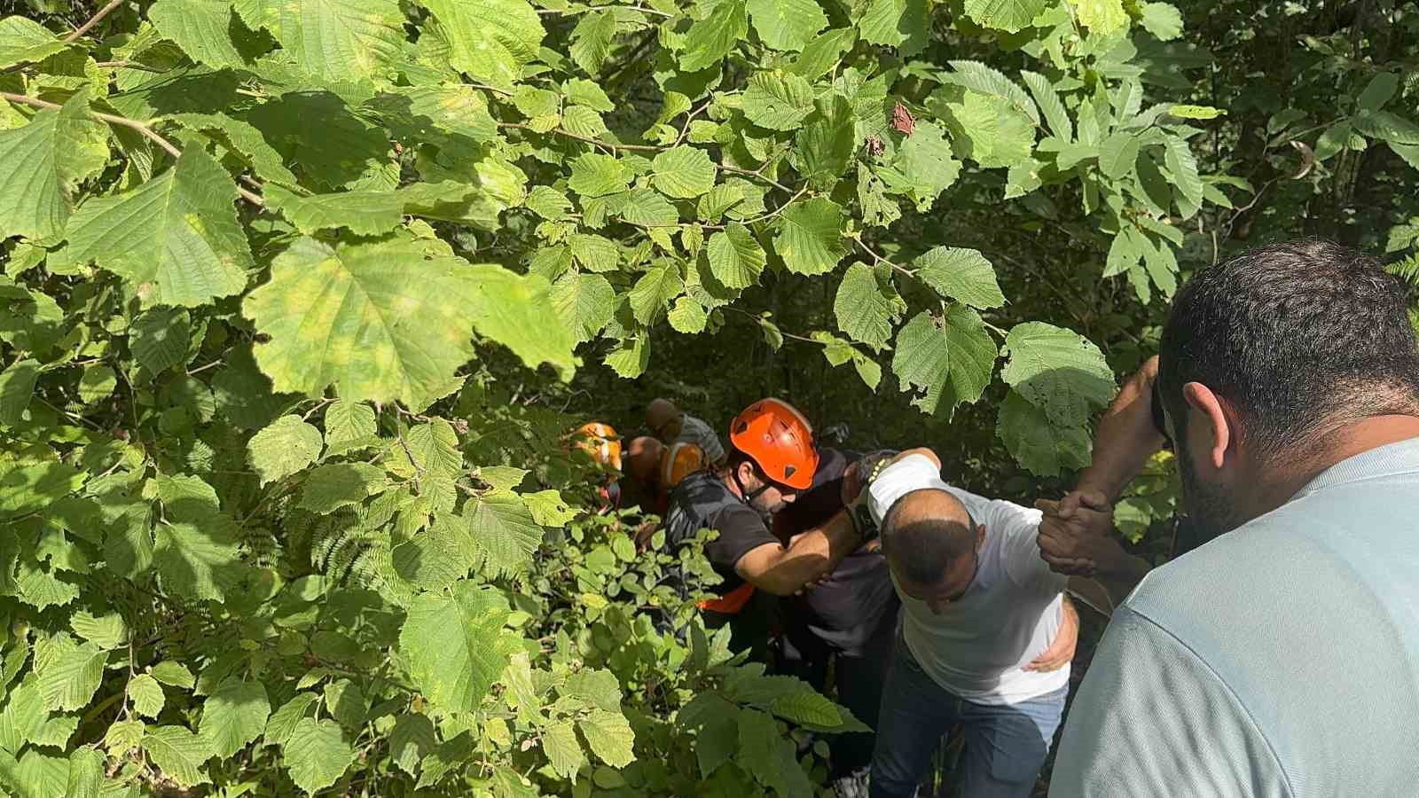 rizede-ucuruma-yuvarlanan-is-makinesinin-operatoru-yaralandi