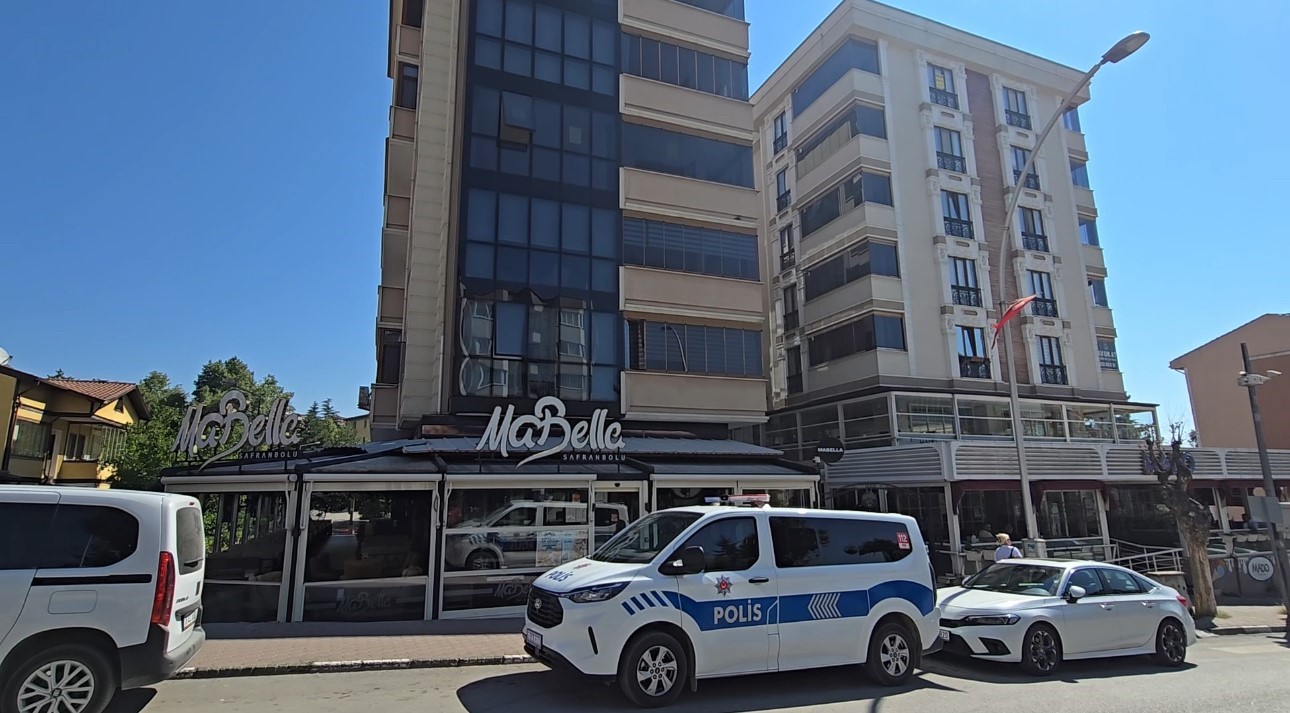 safranboluda-4-kattan-dusen-genc-kiz-agir-yaralandi-kafenin-tentesi-hayatta-tuttu