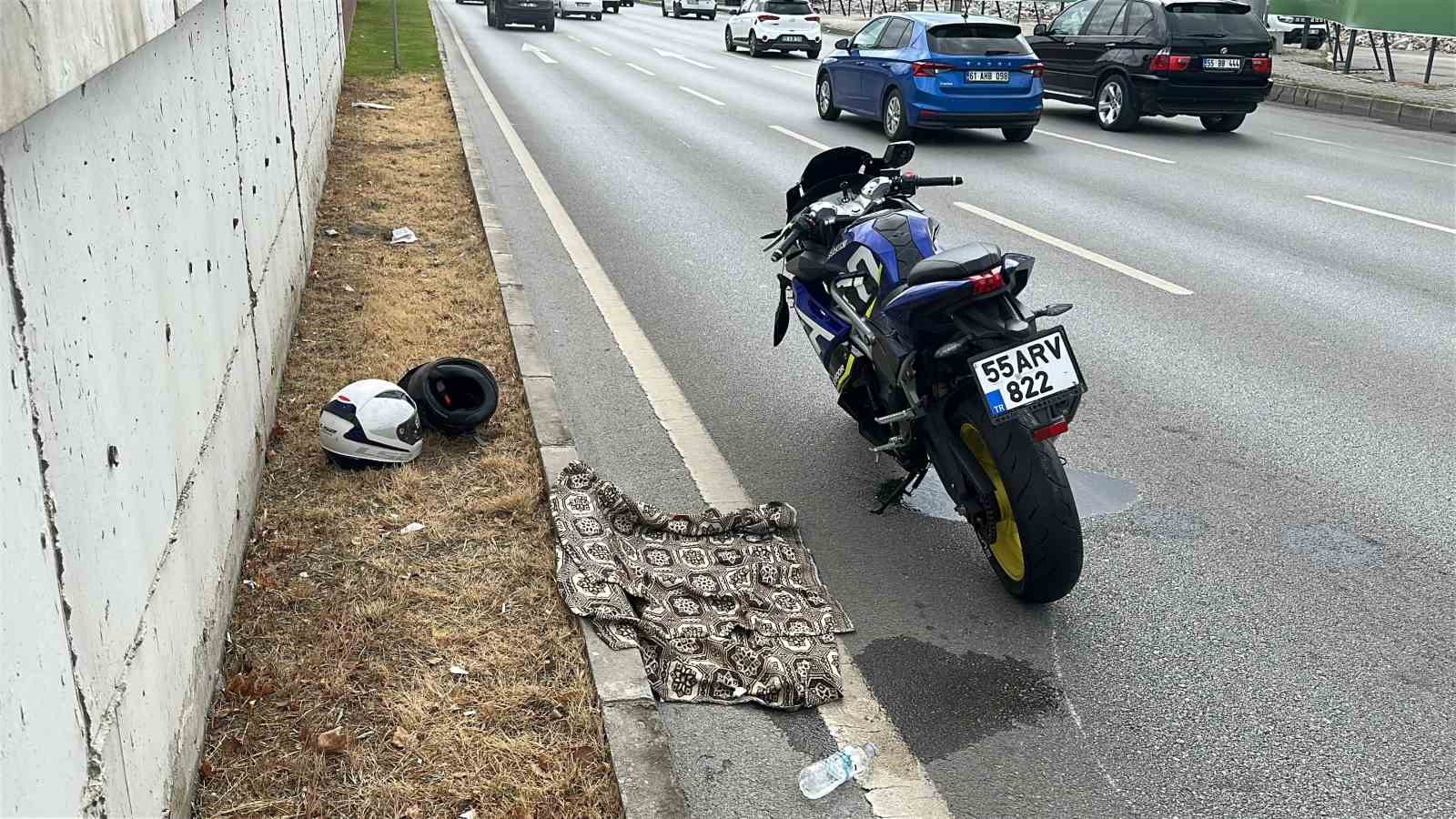 samsunda-devrilen-motosikletteki-2-kisi-yaralandi