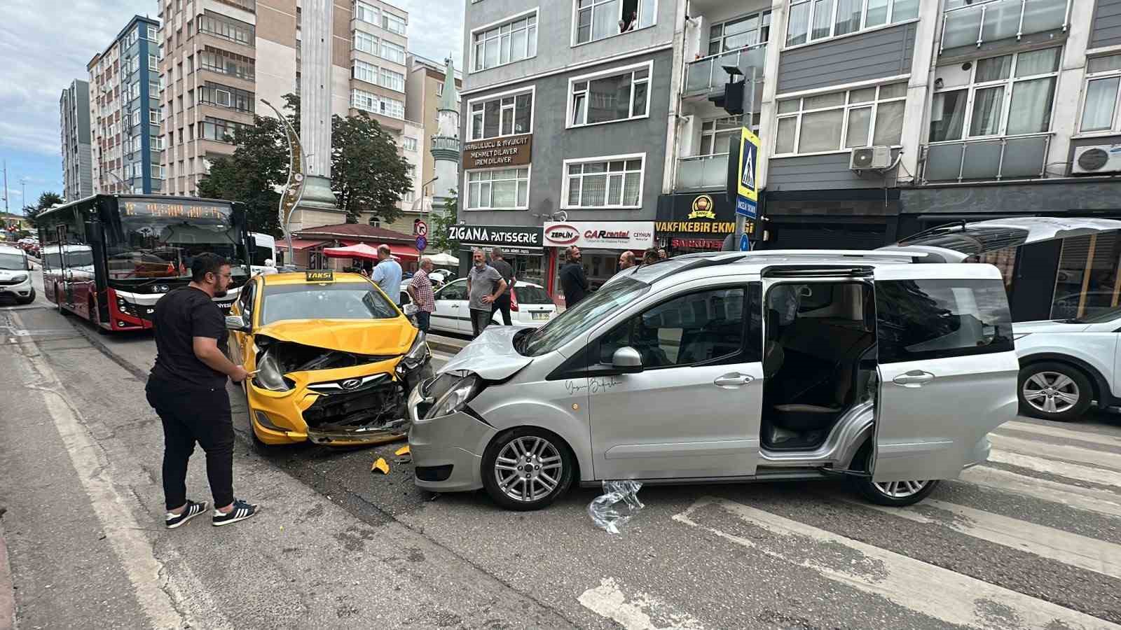 samsunda-hafif-ticari-arac-ile-ticari-taksi-kafa-kafaya-carpisti-2-yarali