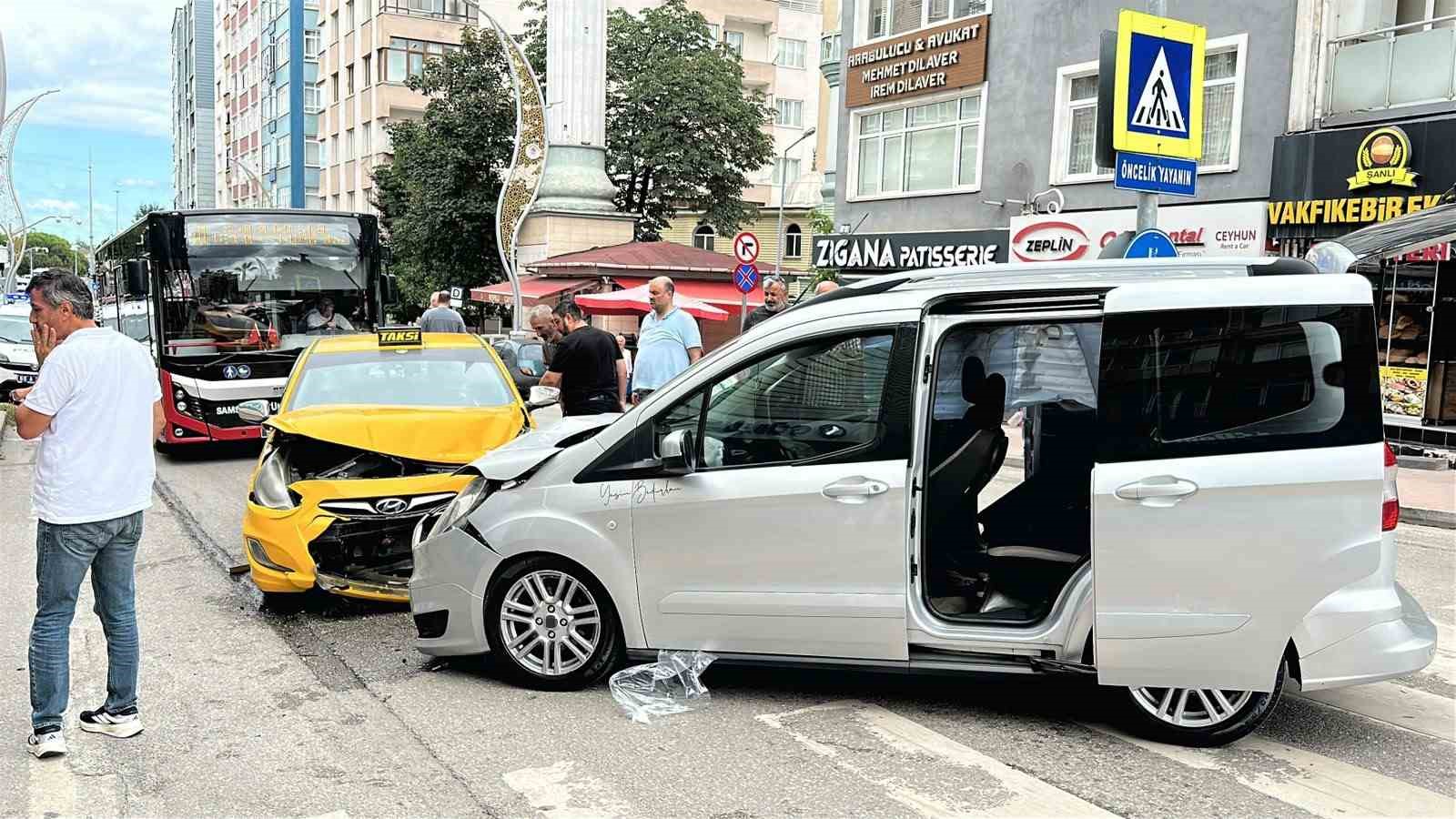 samsunda-hafif-ticari-arac-ile-ticari-taksi-kafa-kafaya-carpisti-2-yarali