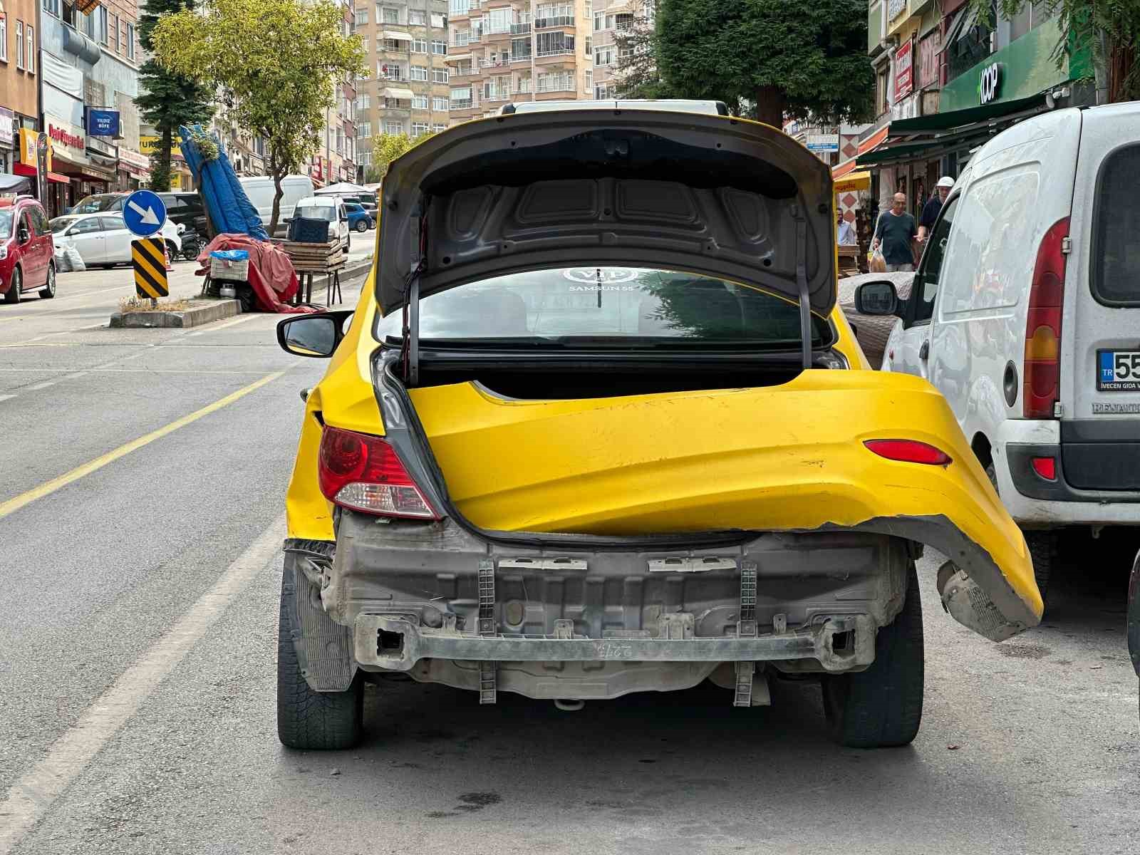 samsunda-motosiklet-ile-ticari-taksi-carpisti