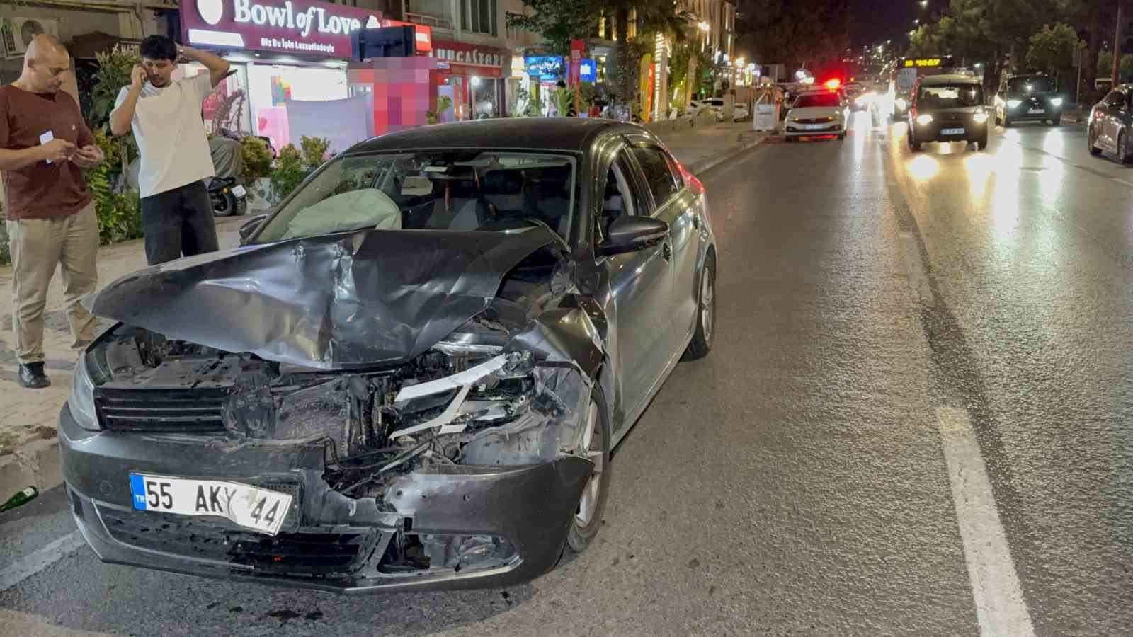 samsunda-otomobil-hafif-ticari-araca-arkadan-carpti-1-yarali