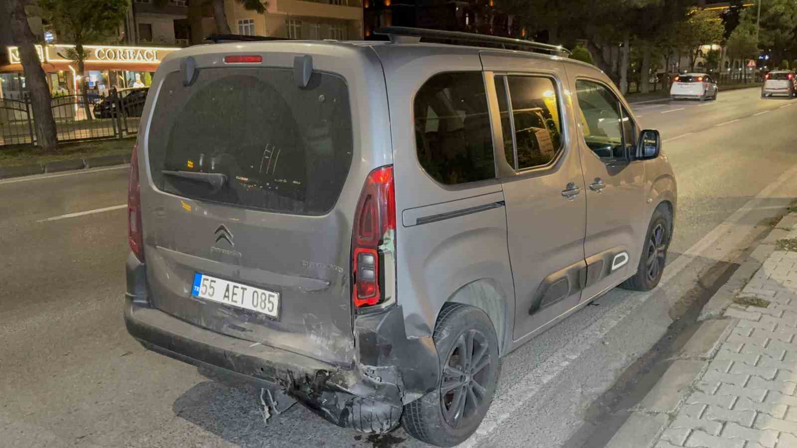 samsunda-otomobil-hafif-ticari-araca-arkadan-carpti-1-yarali