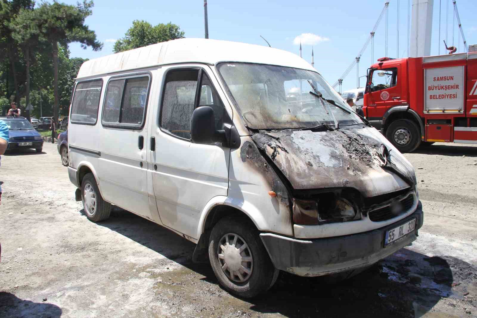 samsunda-seyir-halindeki-minibus-yandi