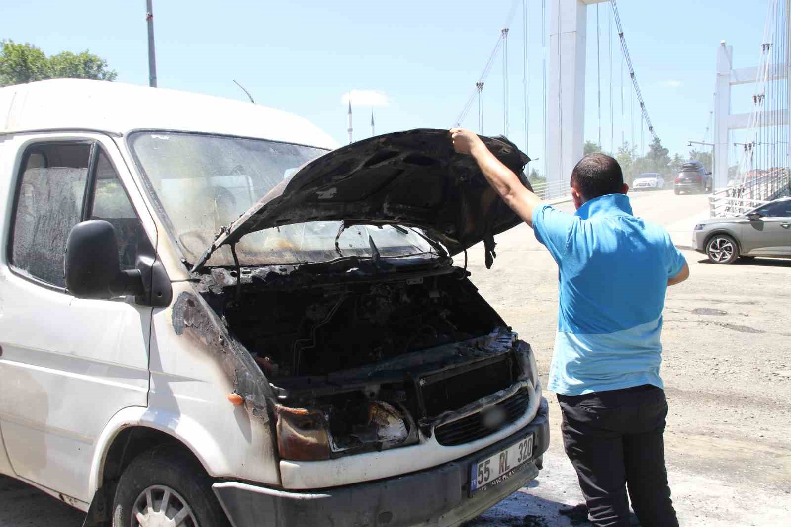 samsunda-seyir-halindeki-minibus-yandi