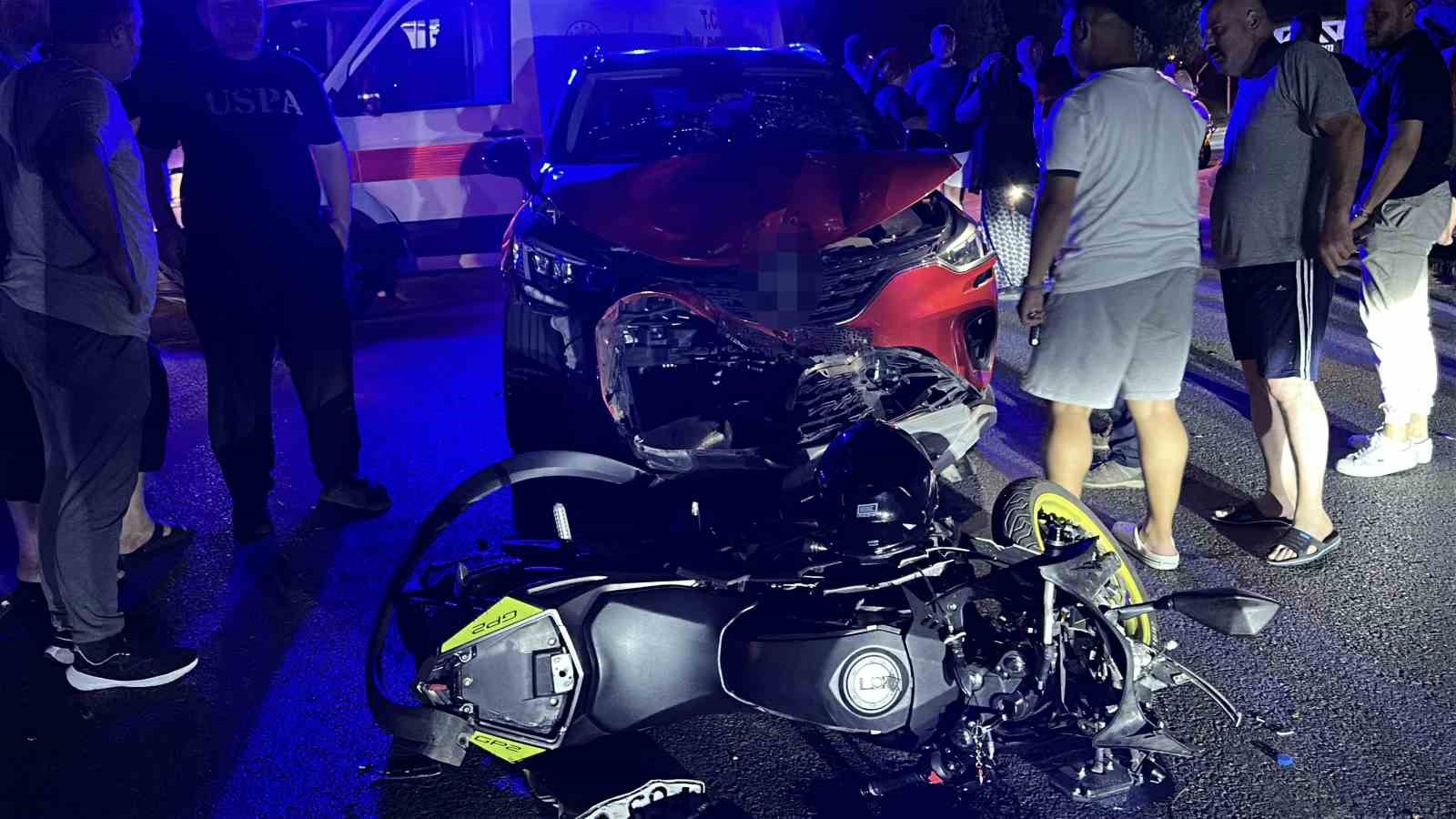 samsunda-suv-arac-ile-motosiklet-kafa-kafaya-carpisti-1-yarali