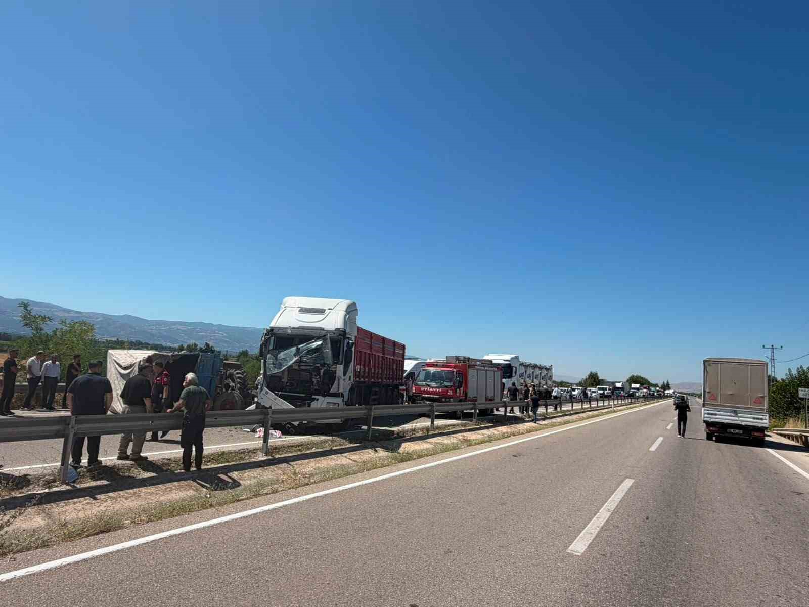 tir-ile-traktor-carpisti-1-yarali
