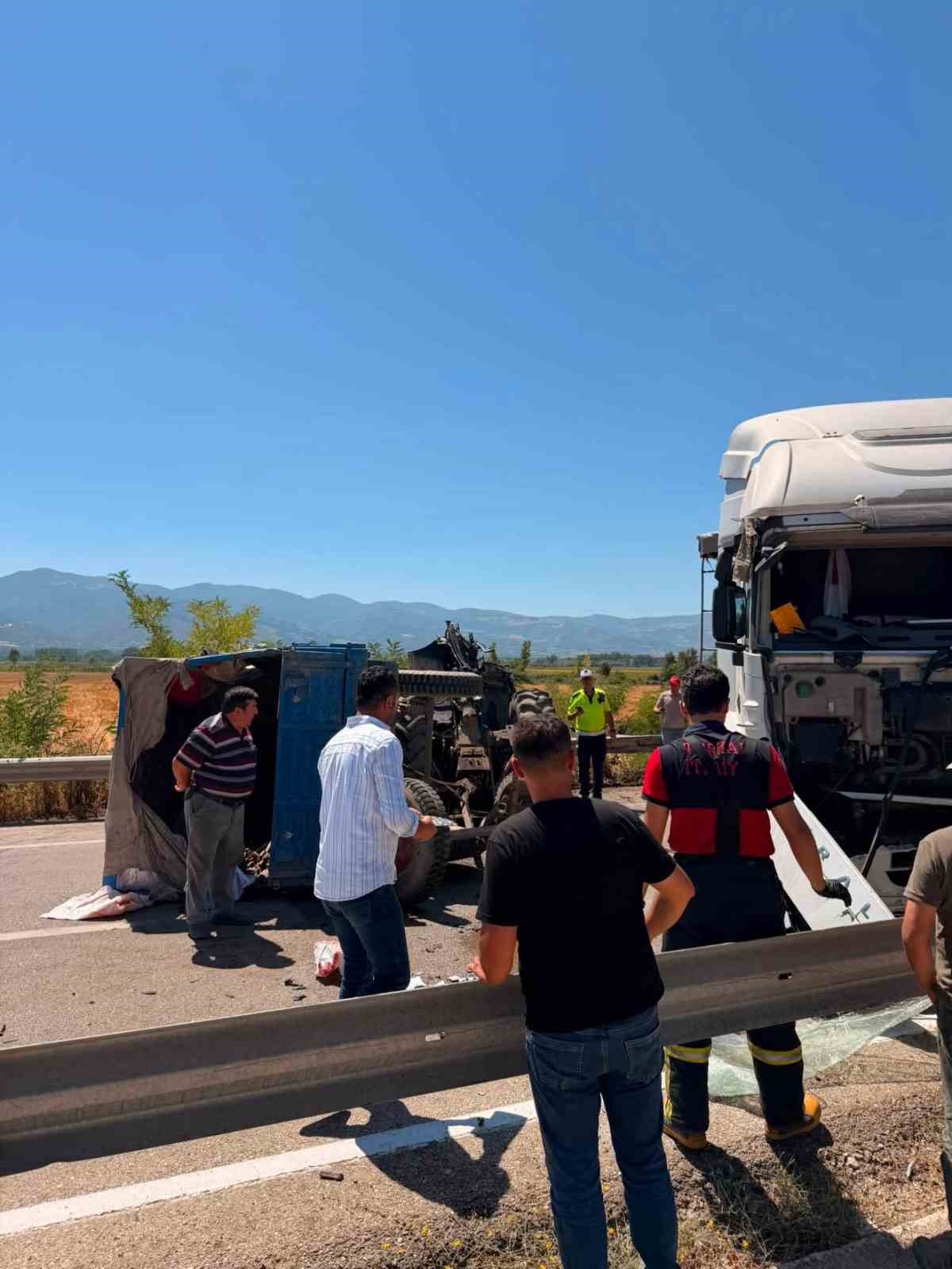 tir-ile-traktor-carpisti-1-yarali