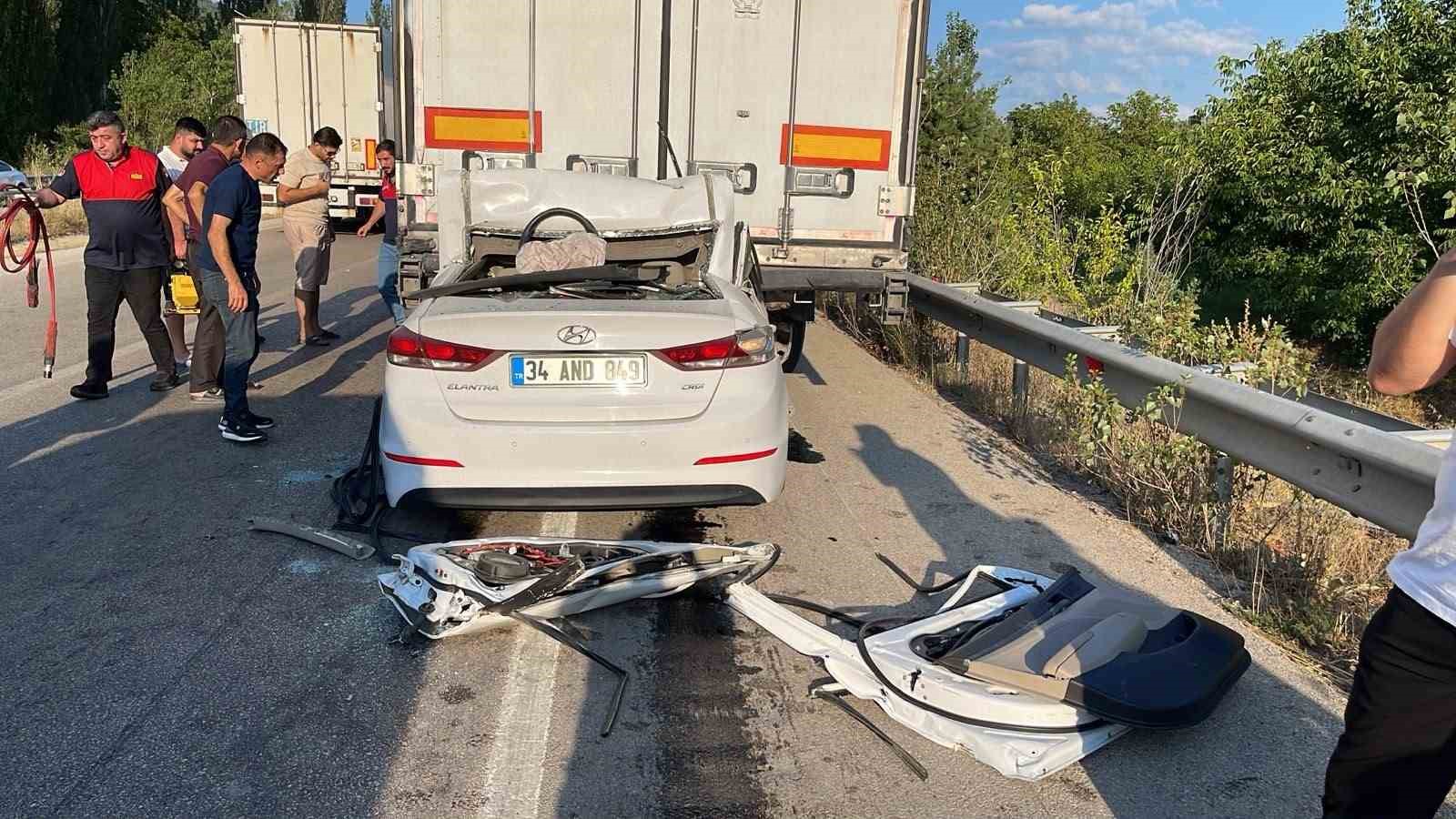 tira-arkadan-carpan-otomobilin-surucusu-hayatini-kaybetti