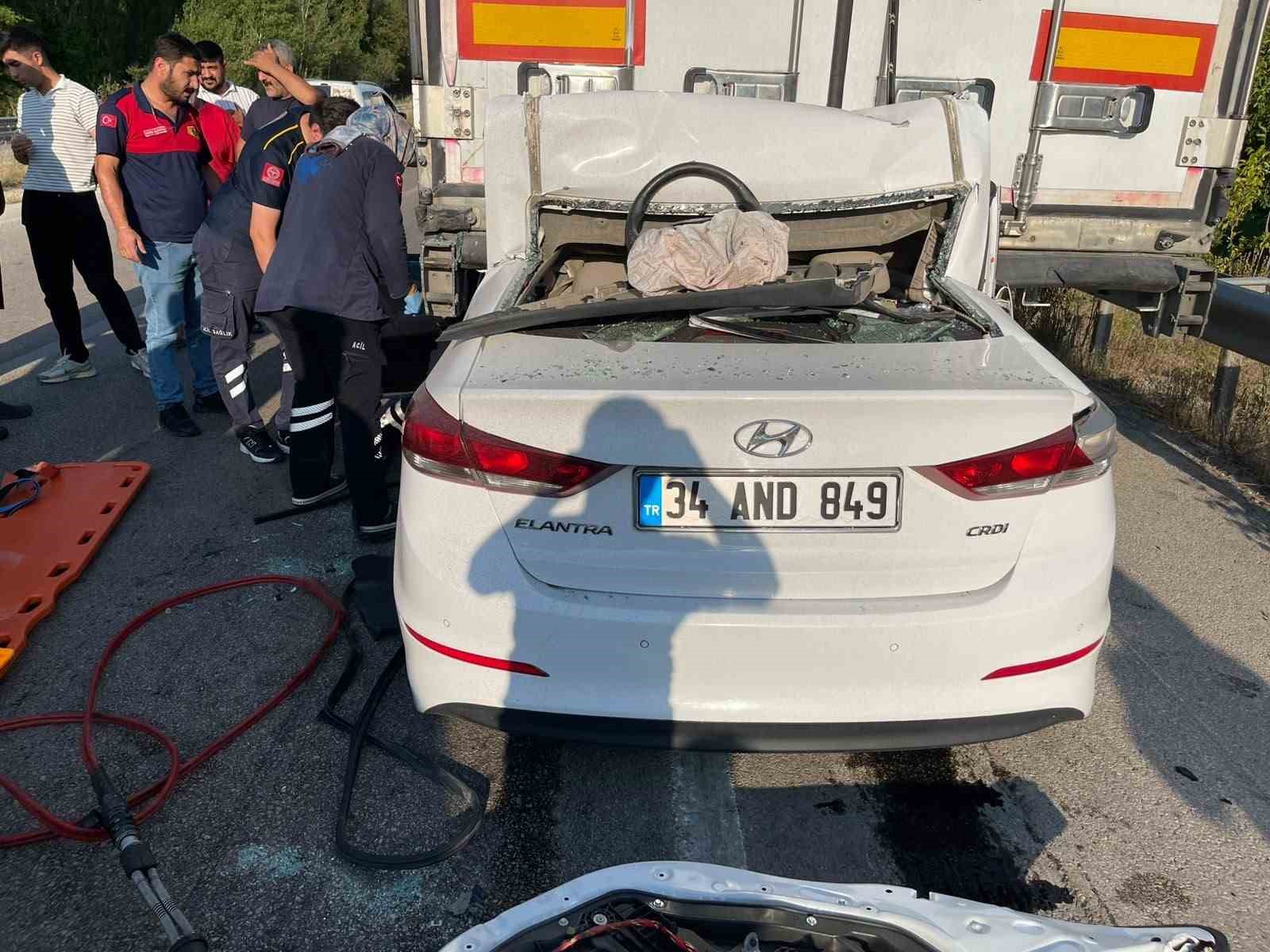tira-arkadan-carpan-otomobilin-surucusu-hayatini-kaybetti