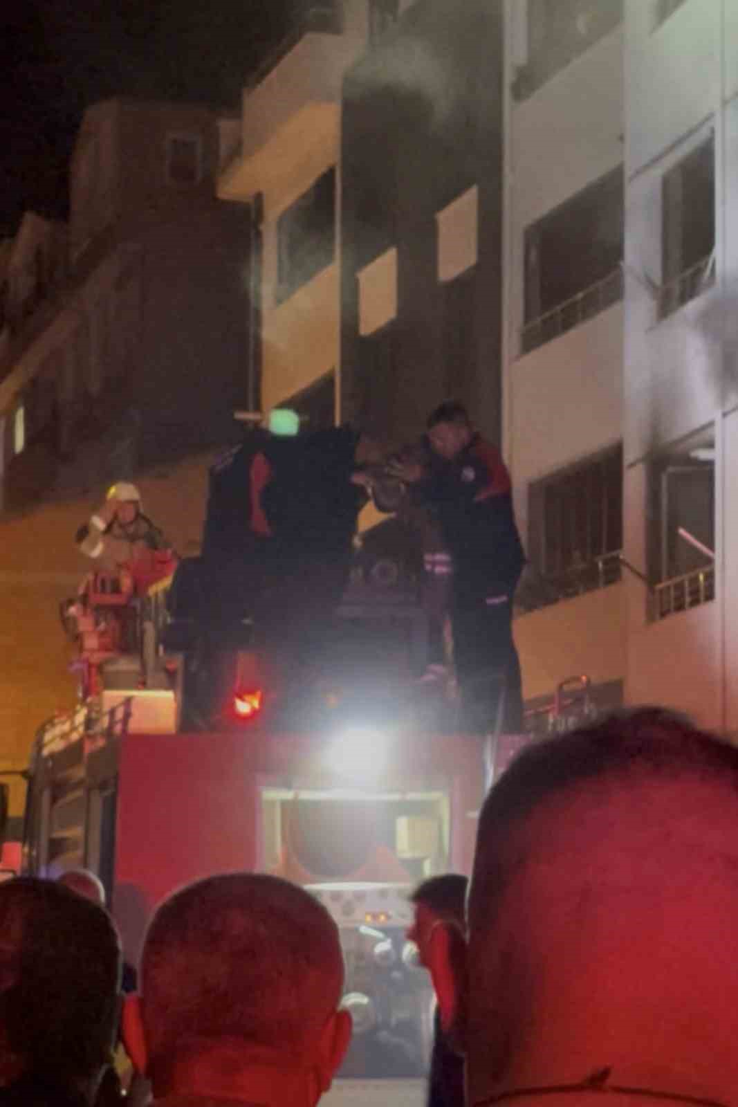 tokatta-apartman-dairesinde-yangin-panigi-4-kisi-dumandan-etkilendi