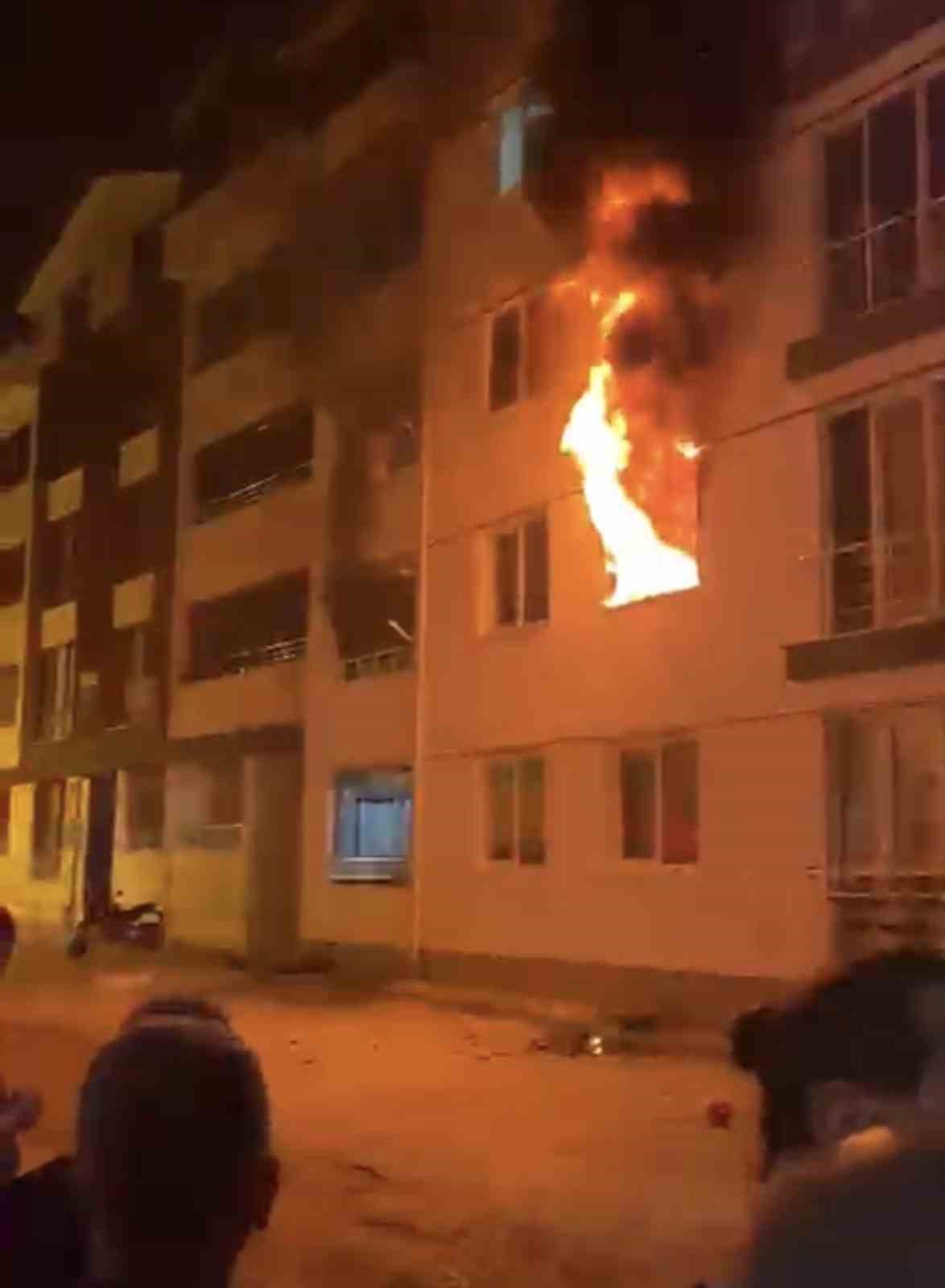 tokatta-apartman-dairesinde-yangin-panigi-4-kisi-dumandan-etkilendi